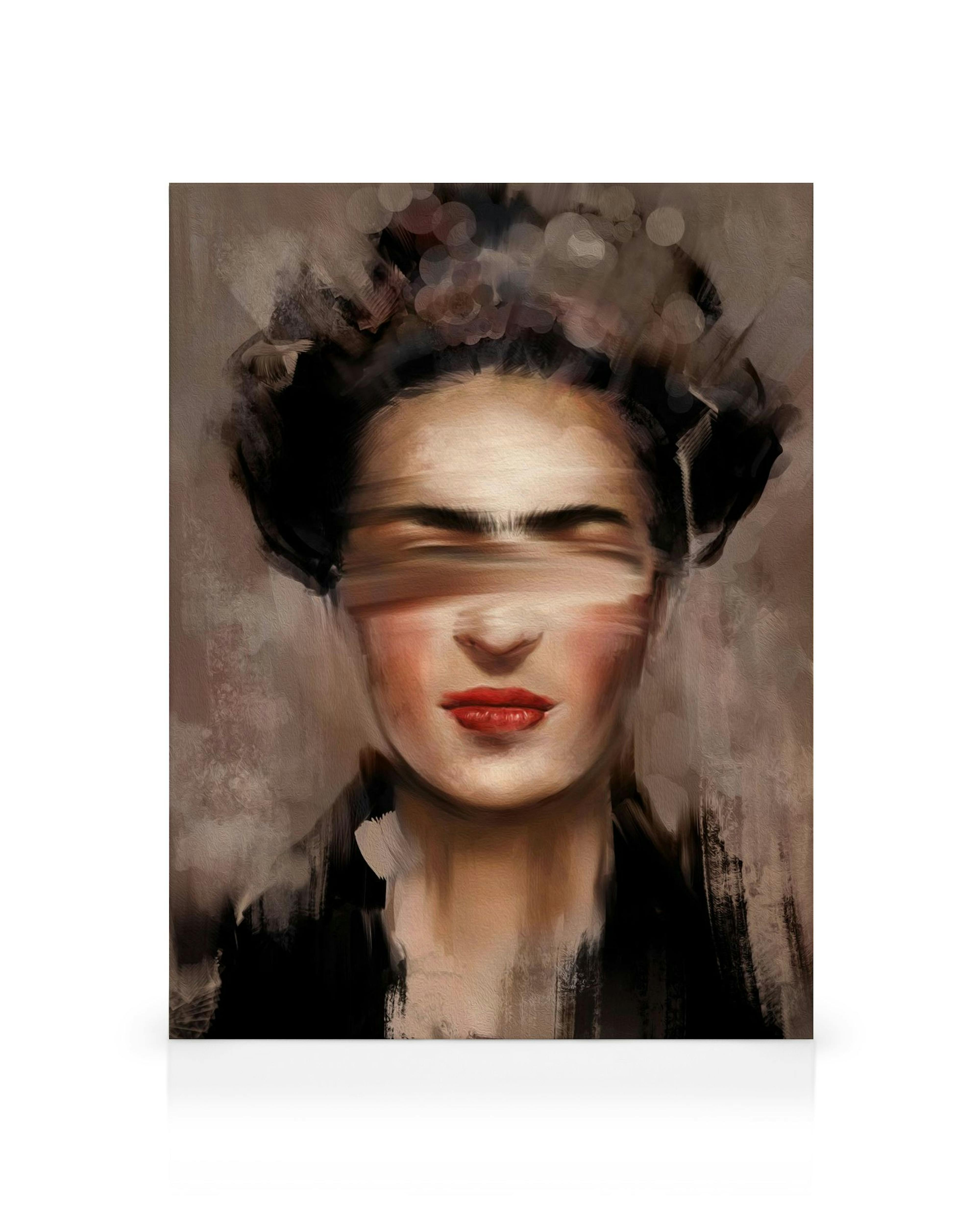 Schilderij van vrouw met donker haar en rode lippen, omgeven door wazige, bijna abstracte neutrale achtergrond.