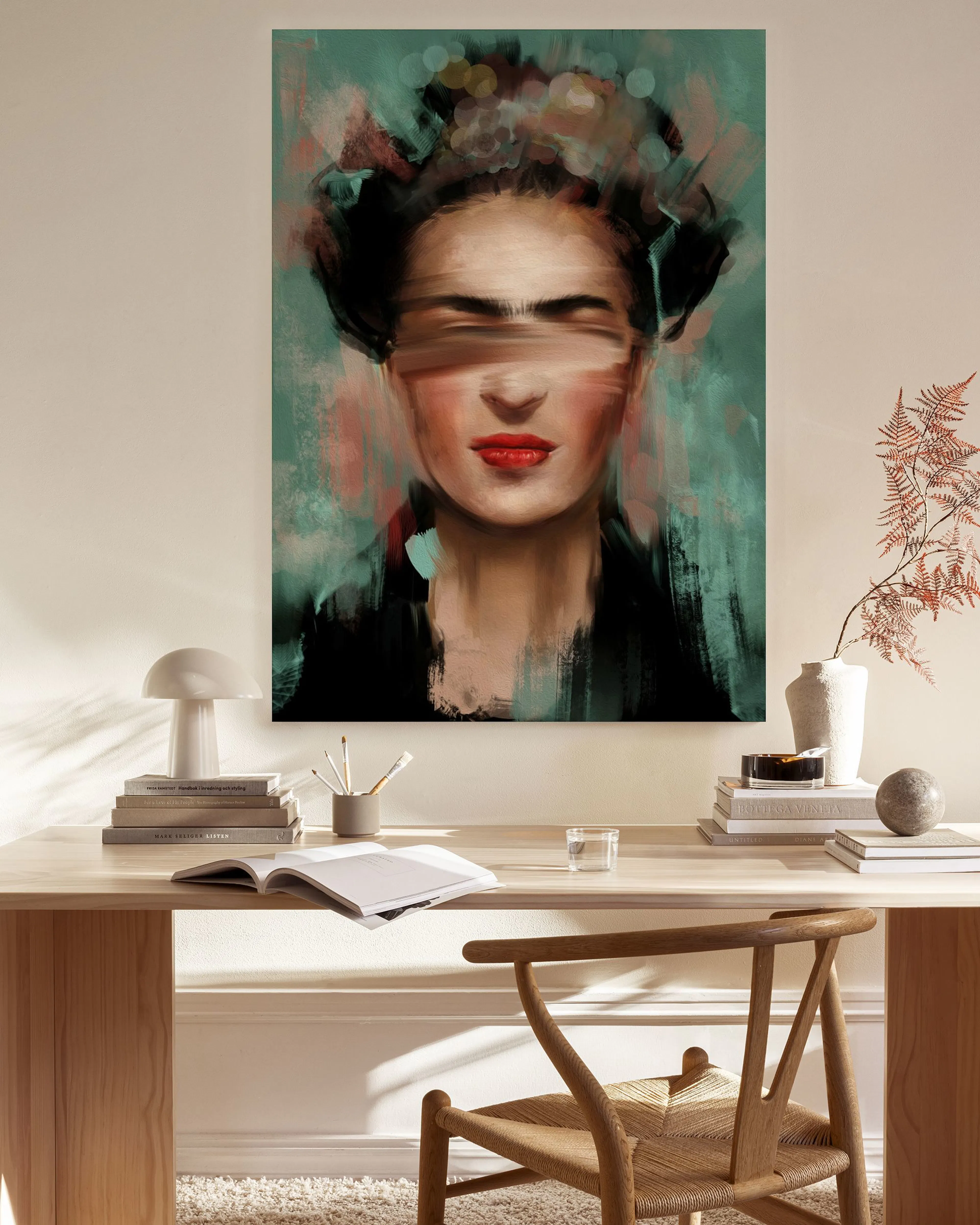 Kanvaasi Frida Kahlo -muotokuvasta, jossa kasvot on peitetty, modernissa olohuoneessa.