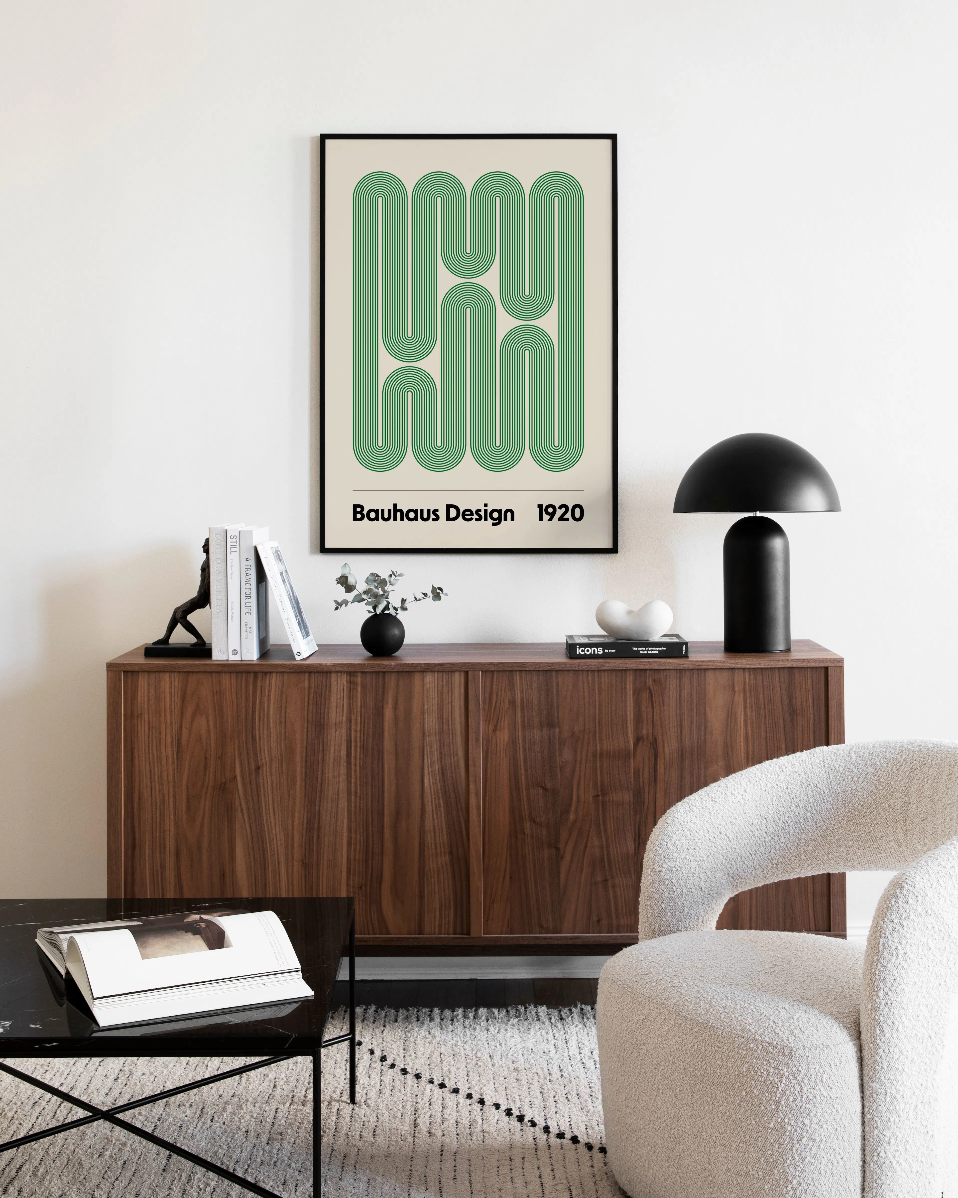 따뜻한 베이지색 배경에 녹색 선이 기하학적 패턴을 이루는 바우하우스 디자인 포스터가 갈색 수납장 위에 걸려 있습니다.