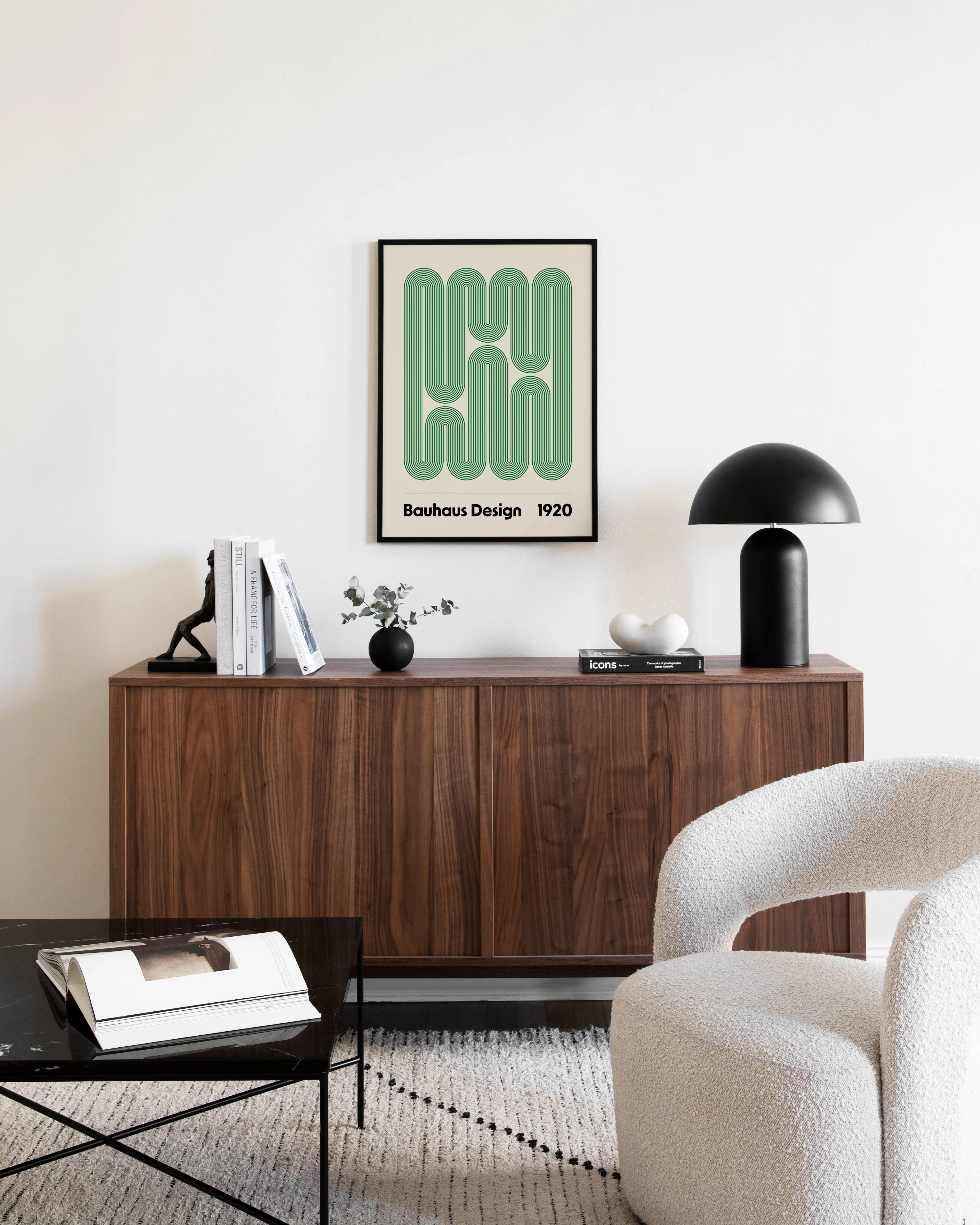 Πόστερ Bauhaus Design 1920 με πράσινες γεωμετρικές γραμμές, κρεμασμένο πάνω από ξύλινο μπουφέ σε μοντέρνο δωμάτιο.