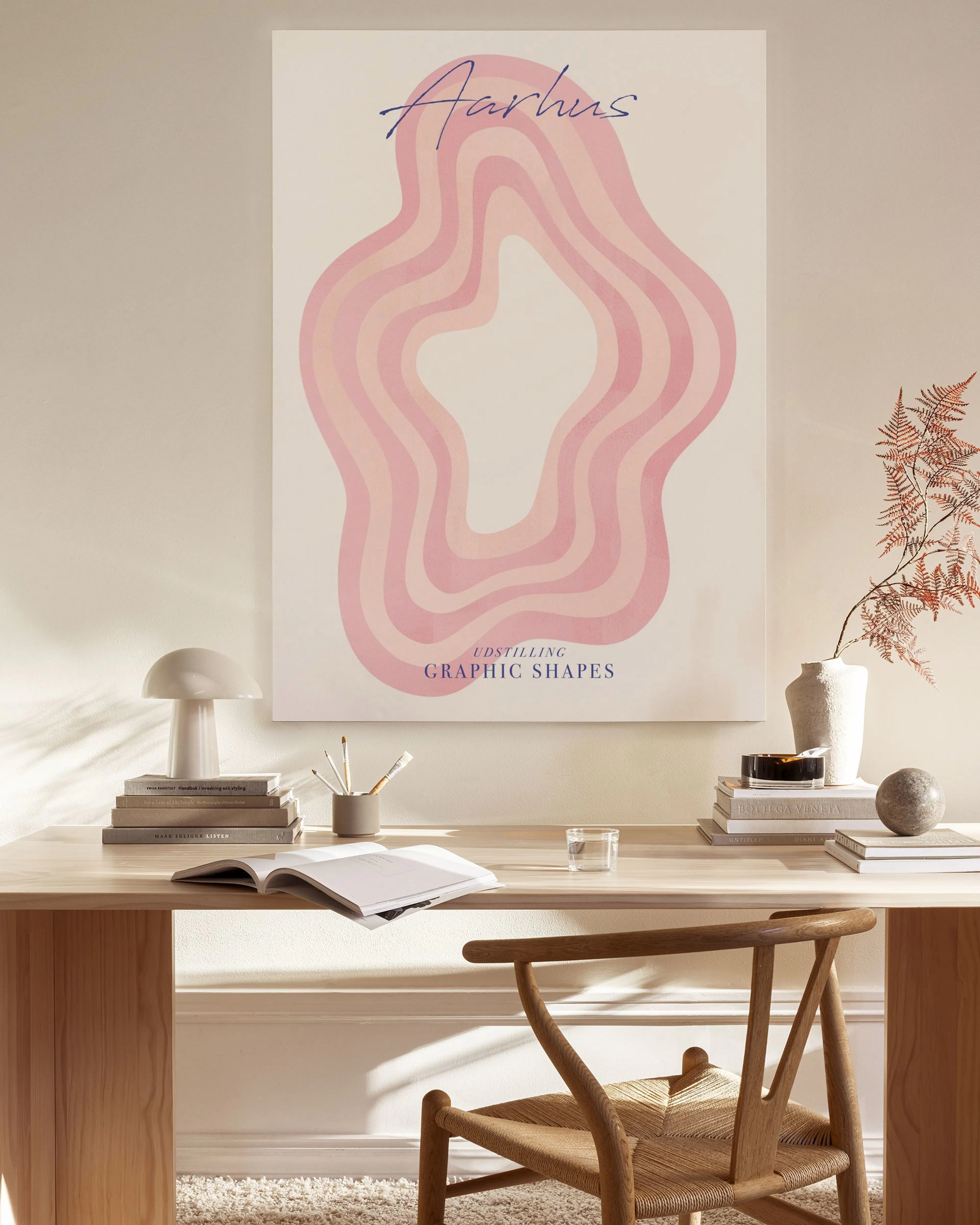 Leinwandbild mit rosa Wellenformen und dem Schriftzug Aarhus auf hellem Hintergrund.