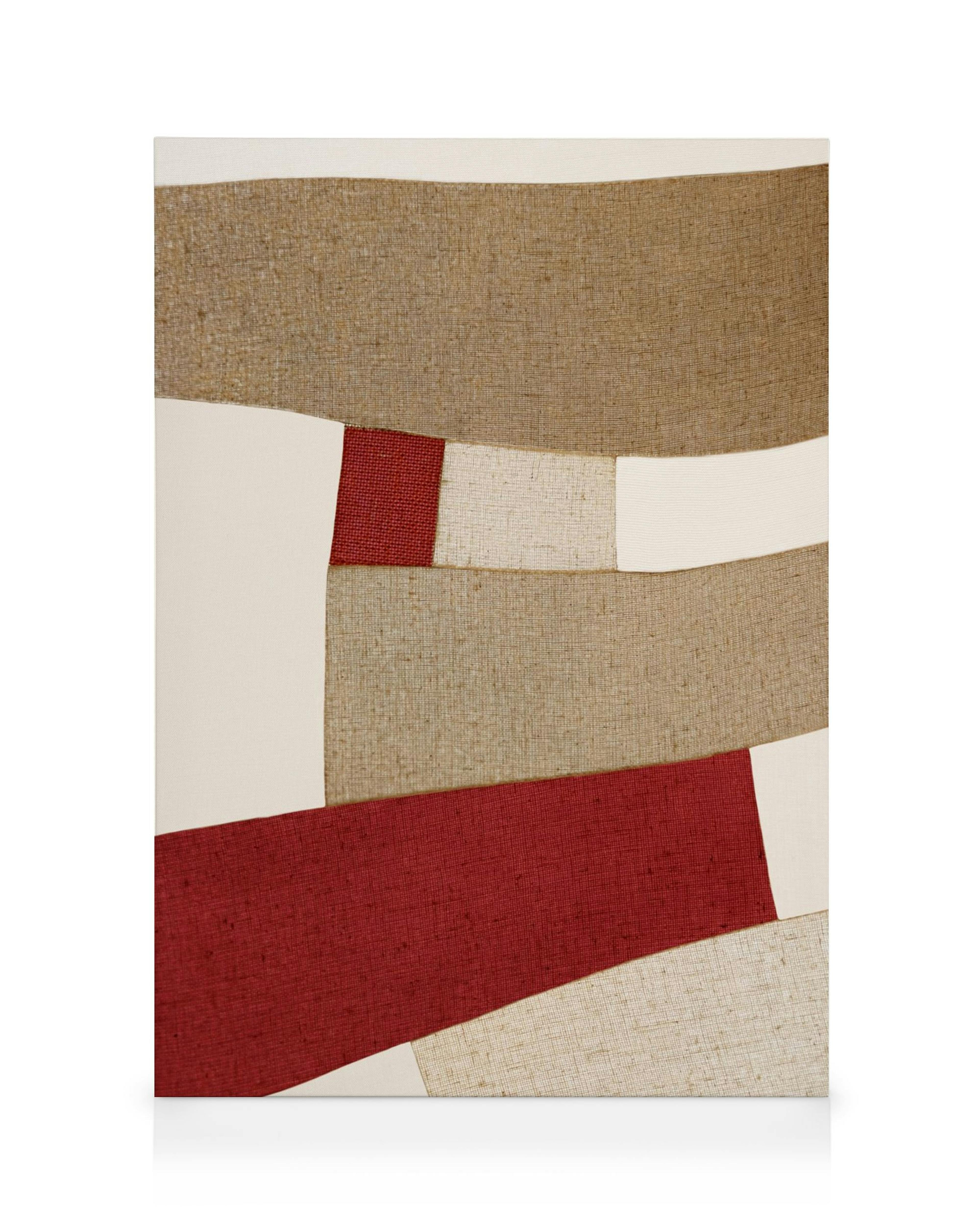 Červený a béžový patchwork abstraktný obraz na plátne, textilná koláž s tkanými textúrami.