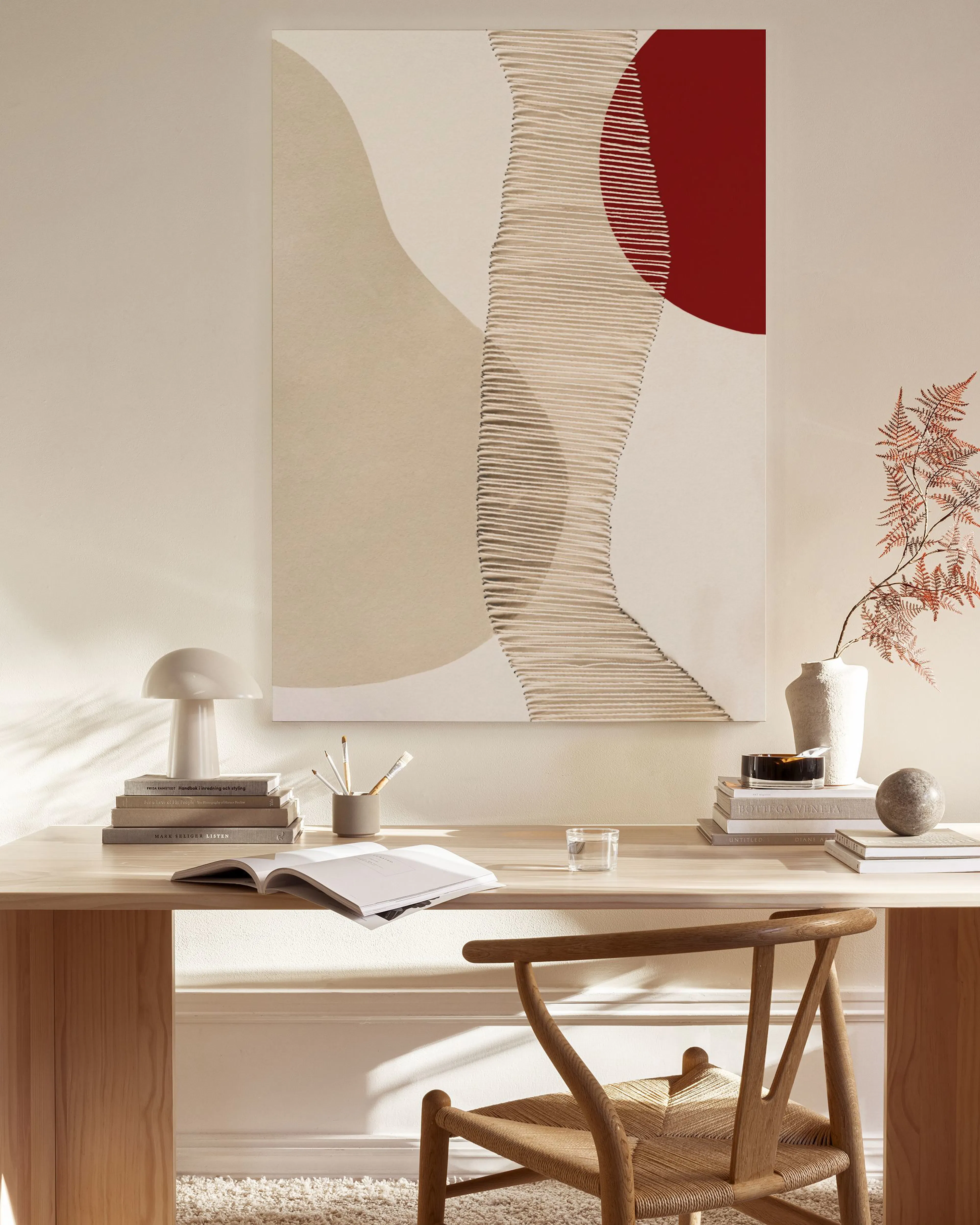 Leinwandbild mit roten und beigen organischen Formen und feinen Linien, hängend in einem modernen Wohnzimmer über einem Sideboar
