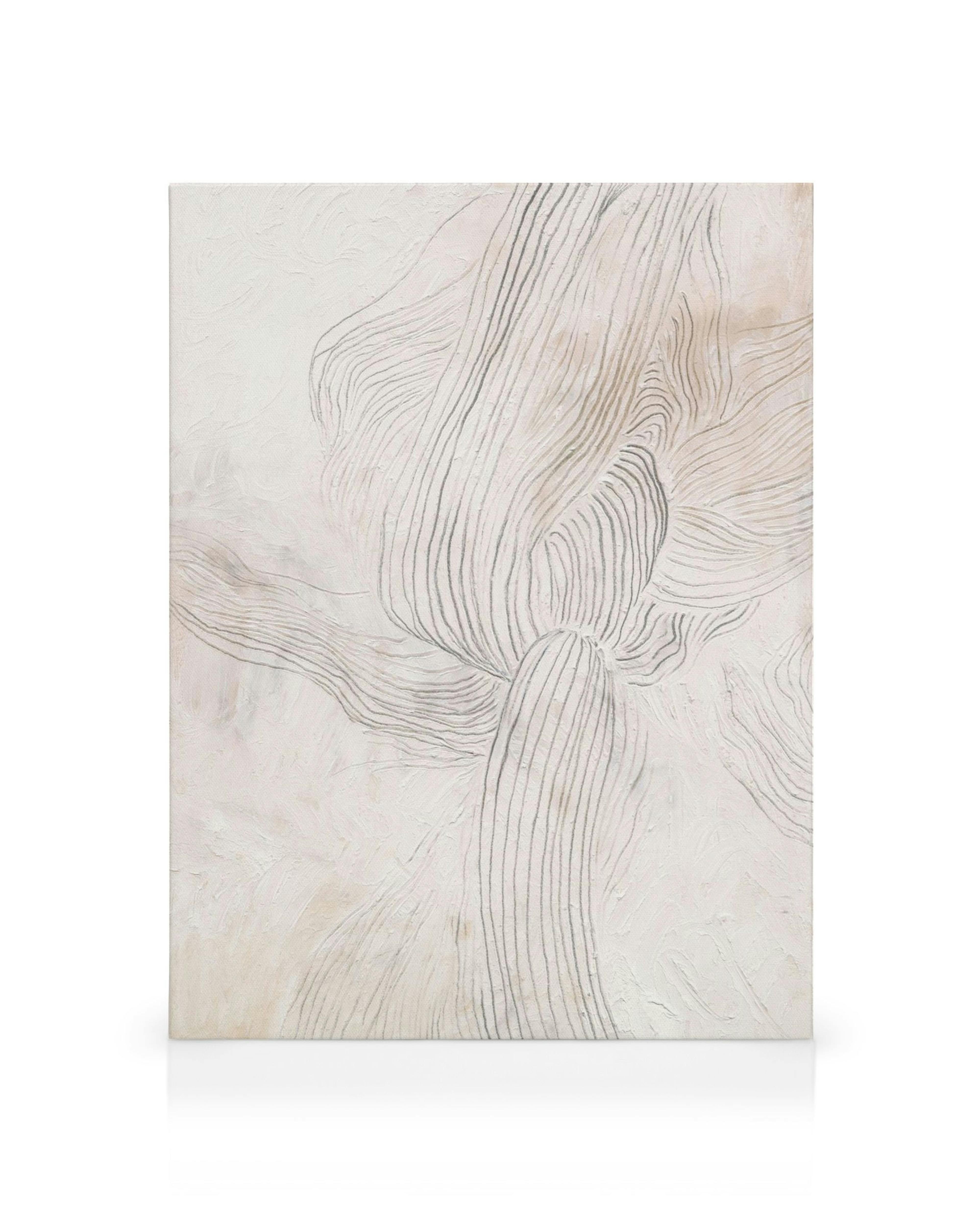 Canvastavla med mjuka, vågiga linjer i vitt och beige, liknar träådring och kvistar, ger en organisk känsla.