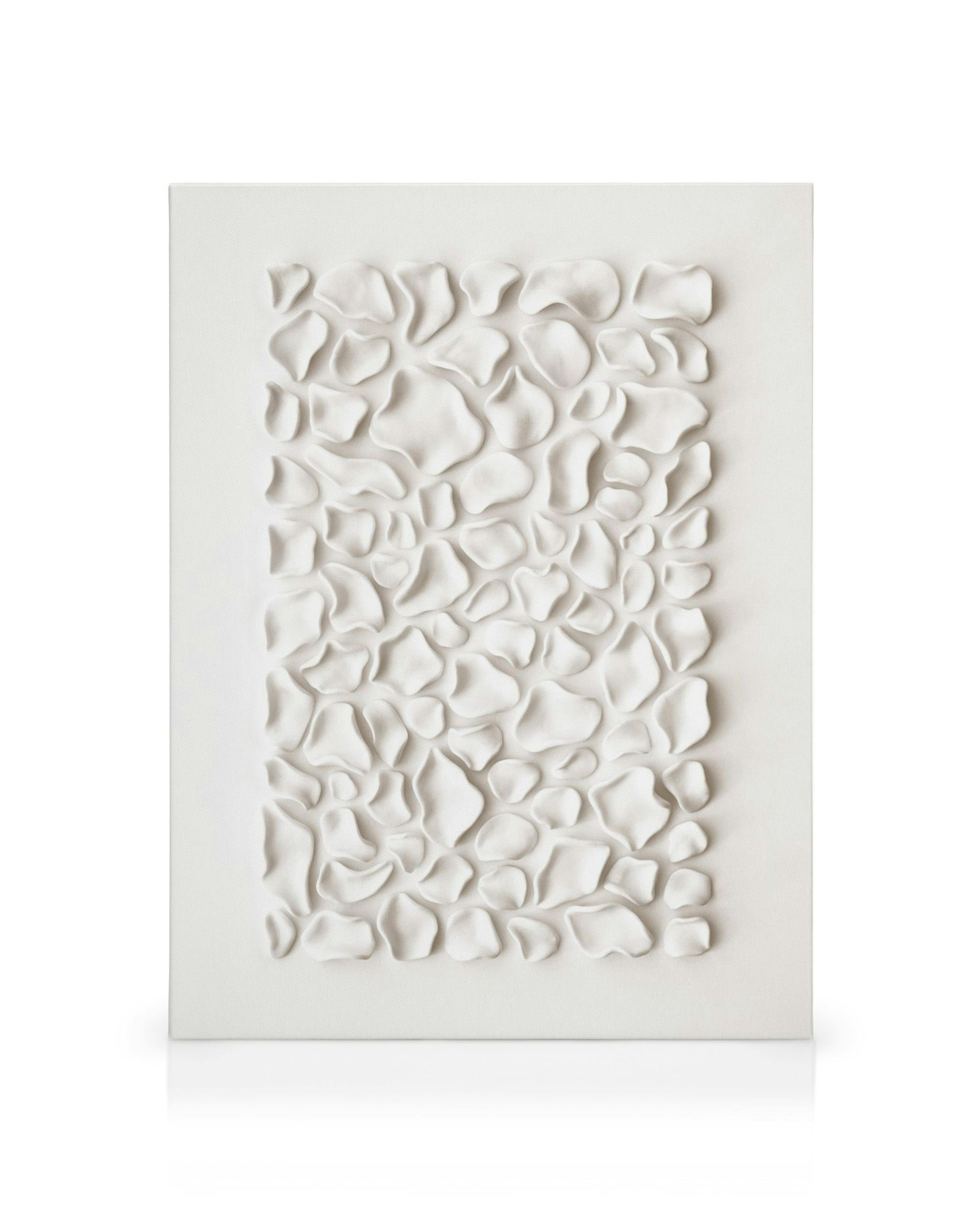 Toile avec formes blanches douces et ombres irrégulières sur fond uni