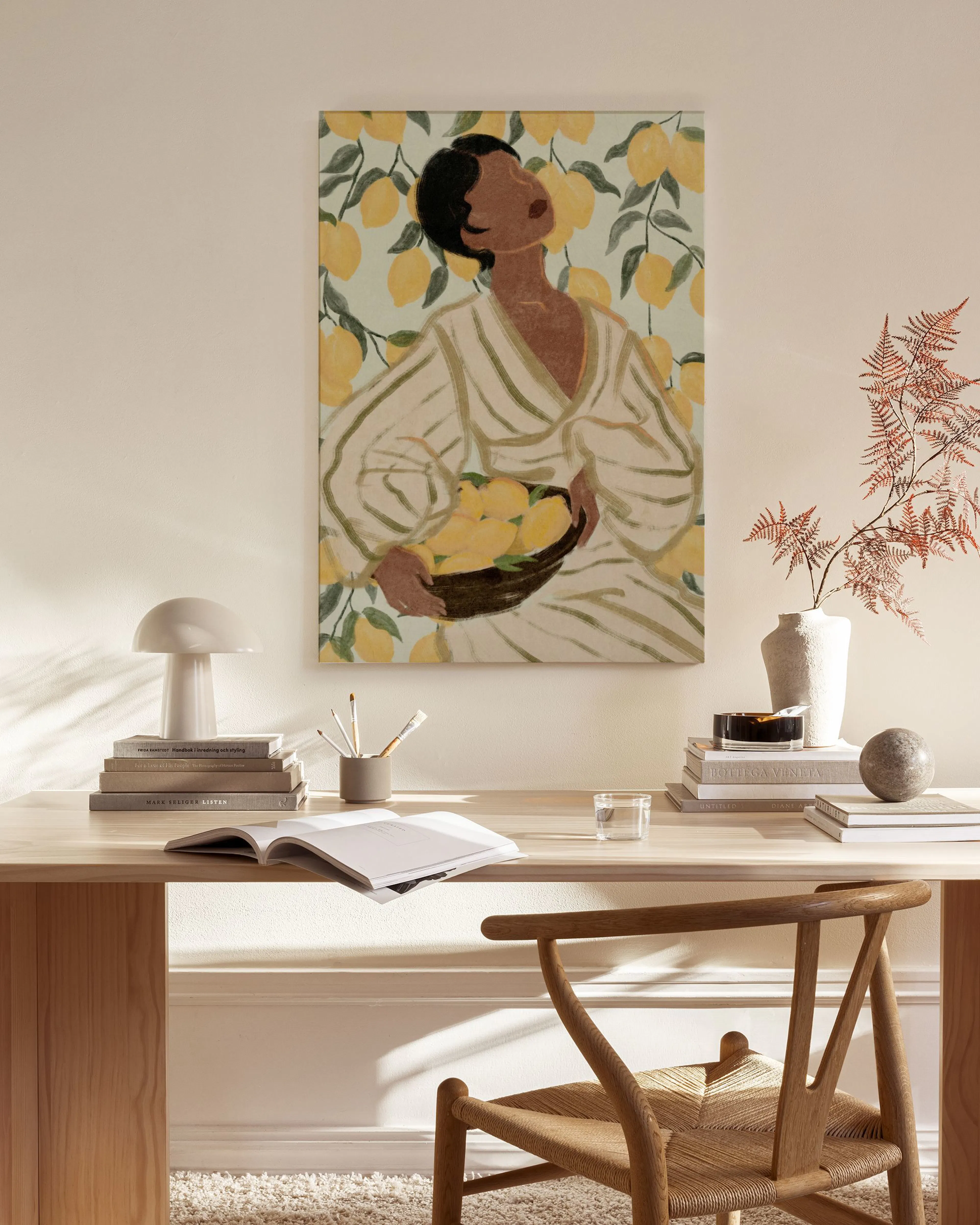Leinwandbild einer Frau mit Zitronen, hängend über einem Sideboard in einem modernen Wohnzimmer.