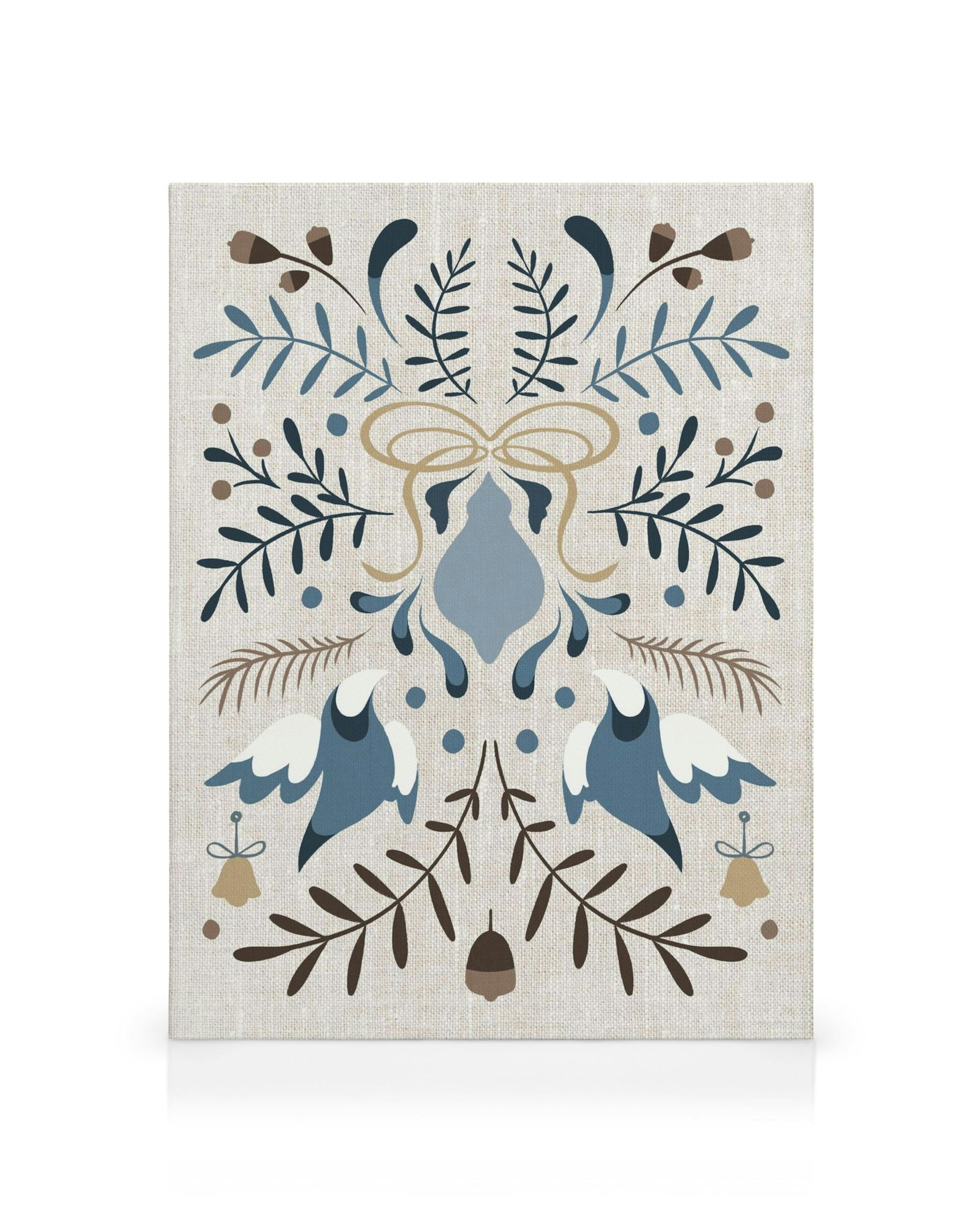 Lomateemainen kansantaidekanvaasi, jossa on tyylitellyt siniset linnut, kasvillisuus ja ruskeat lehdet vaalealla pohjalla.