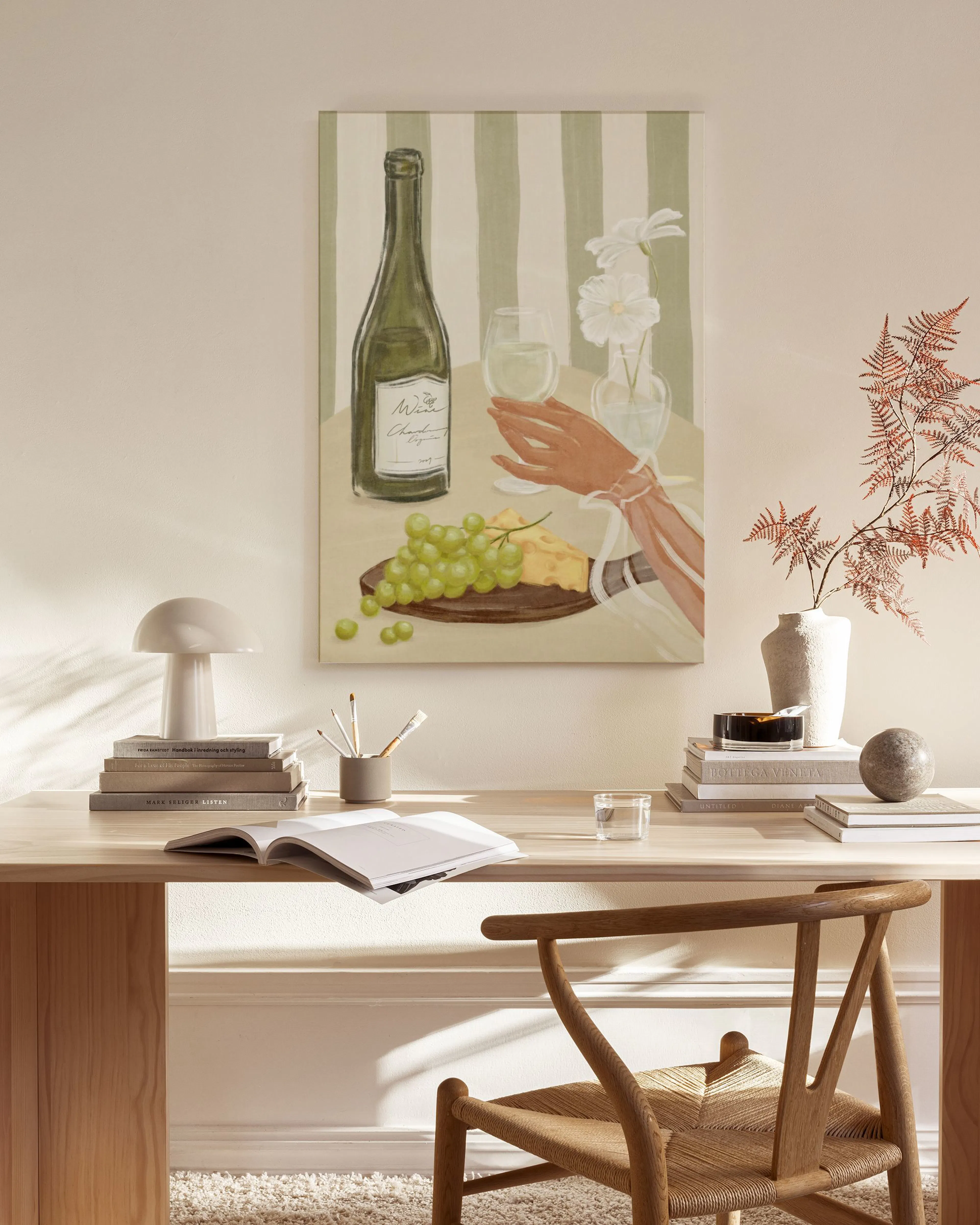 Toile murale décorative dune bouteille de vin et de raisins, suspendue au-dessus dun banc en bois dans un salon moderne.