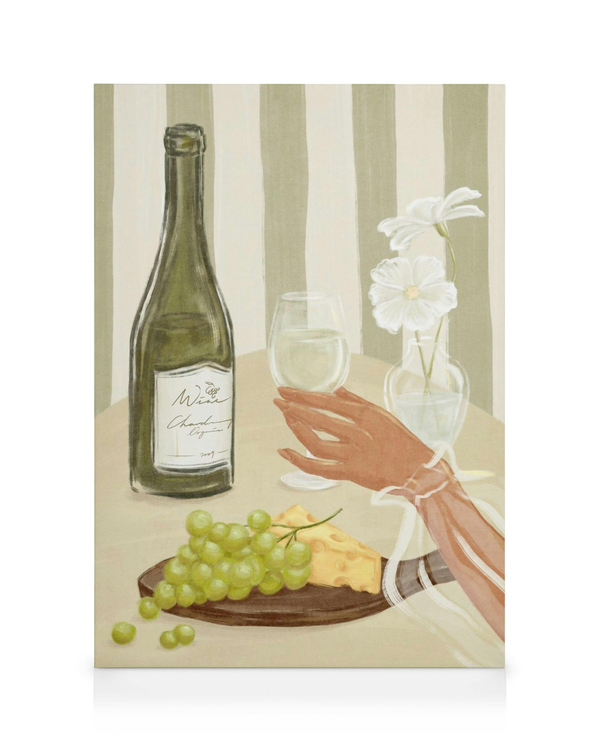 Καμβάς με μπουκάλι κρασί, χέρι που κρατά ποτήρι, τυρί, σταφύλια και λουλούδια σε ριγέ φόντο.