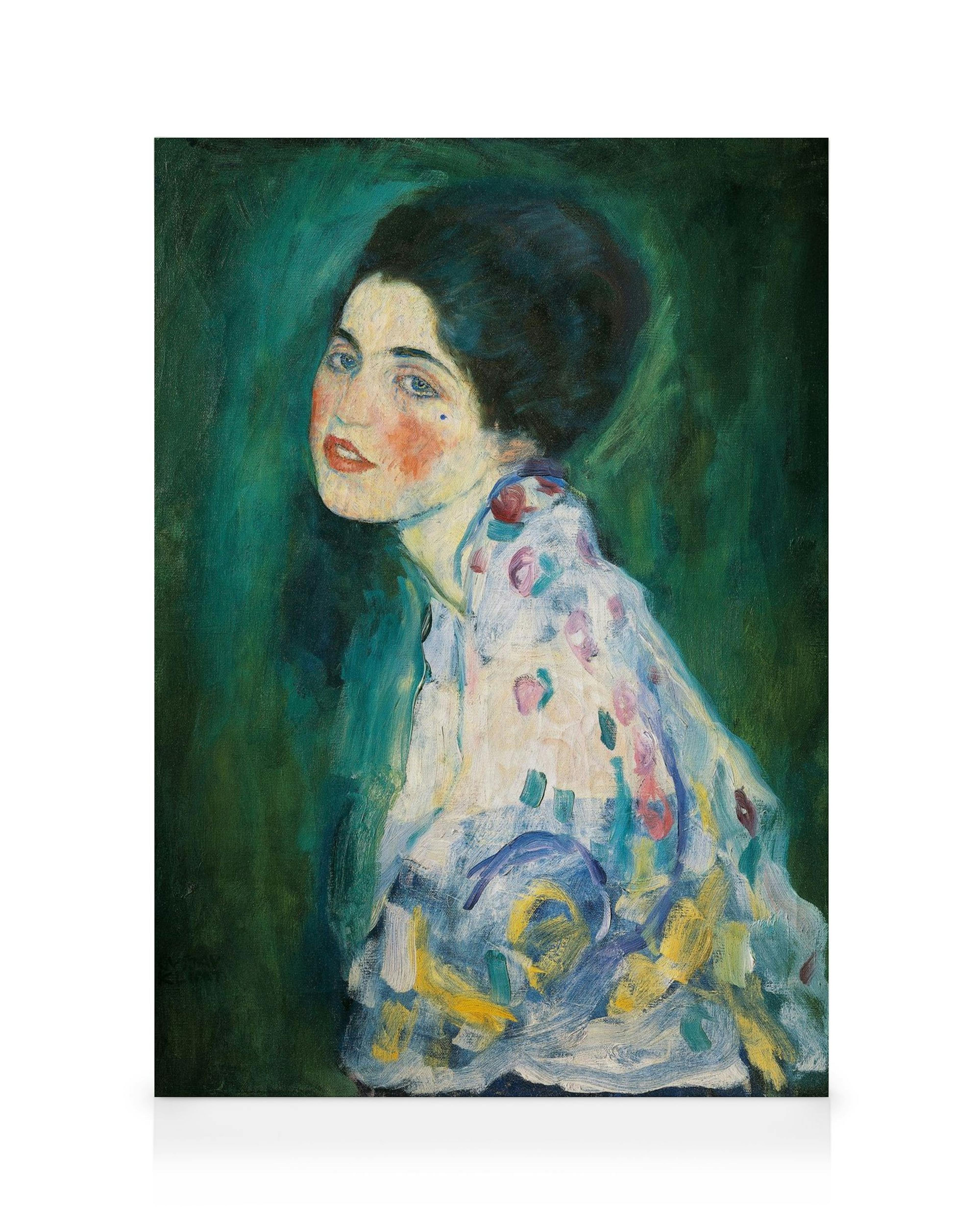 Obraz Gustava Klimta przedstawiający kobietę z ciemnymi włosami, w białej sukni z kolorowymi plamami, na ciemnozielonym tle.