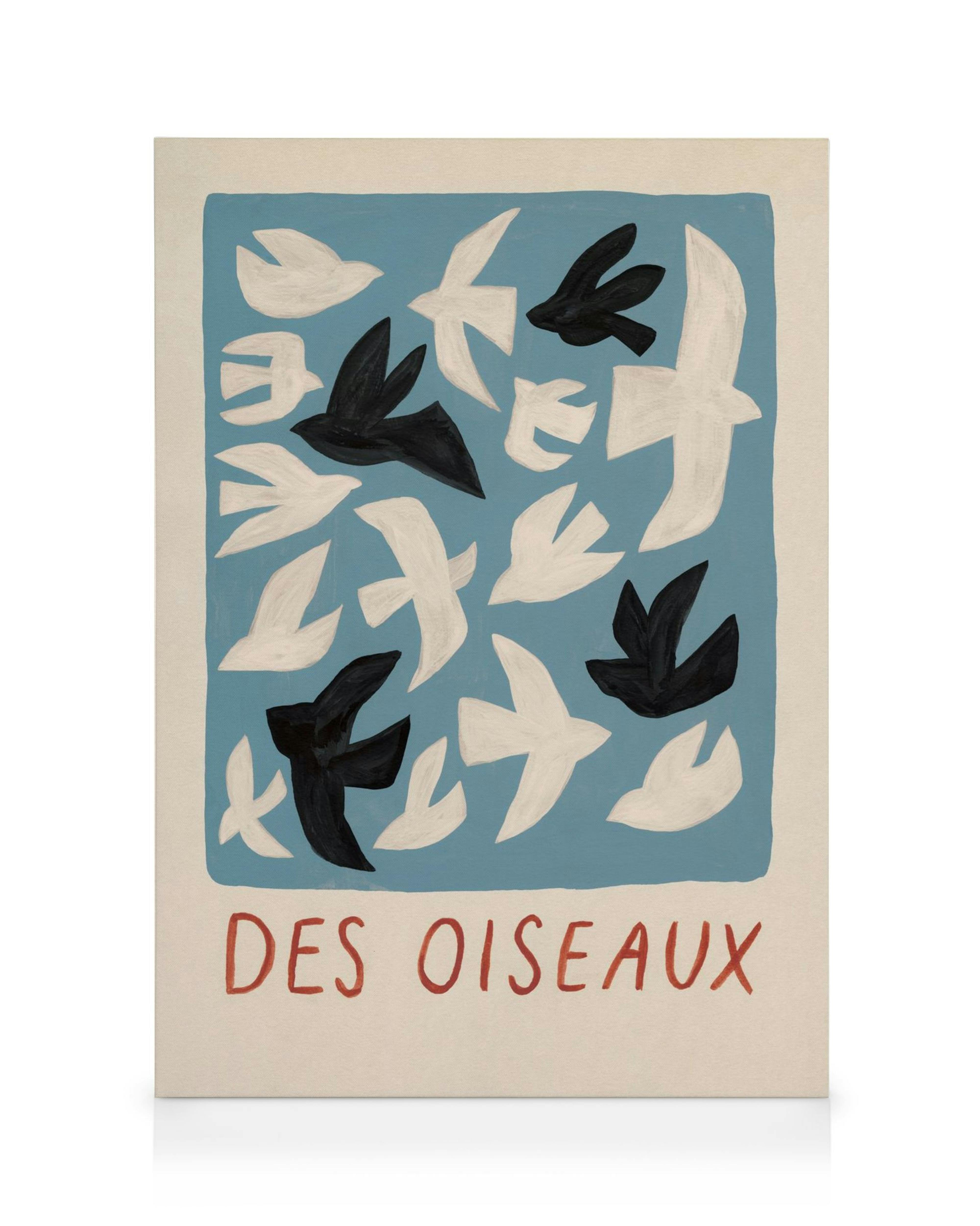 Lienzo con pintura estilizada de aves blancas y negras sobre fondo azul, con la frase Des Oiseaux en rojo.