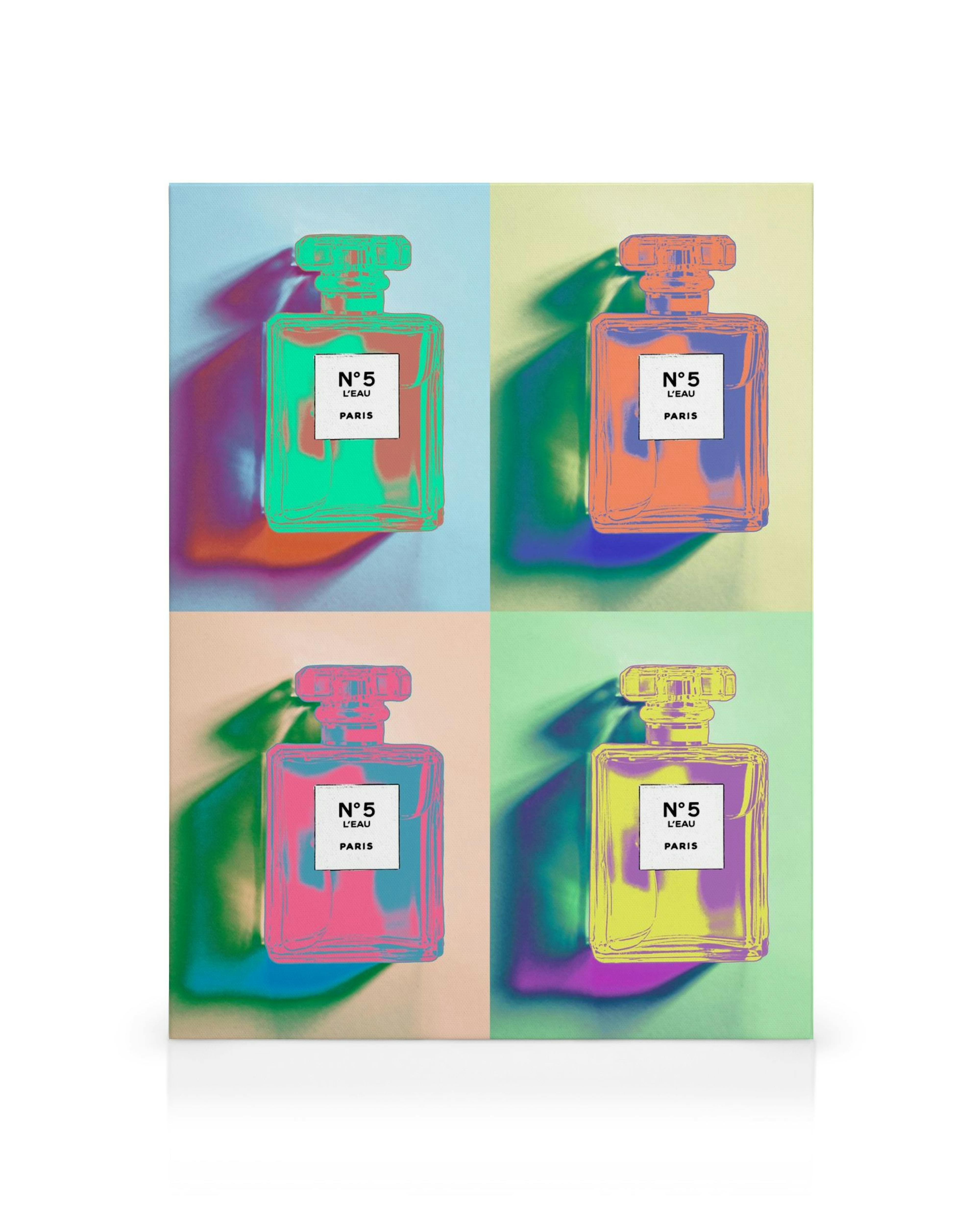 Pop Art Perfume No2 lærred. Et farverigt pop art-maleri af fire Chanel No. 5 parfumer i forskellige nuancer.