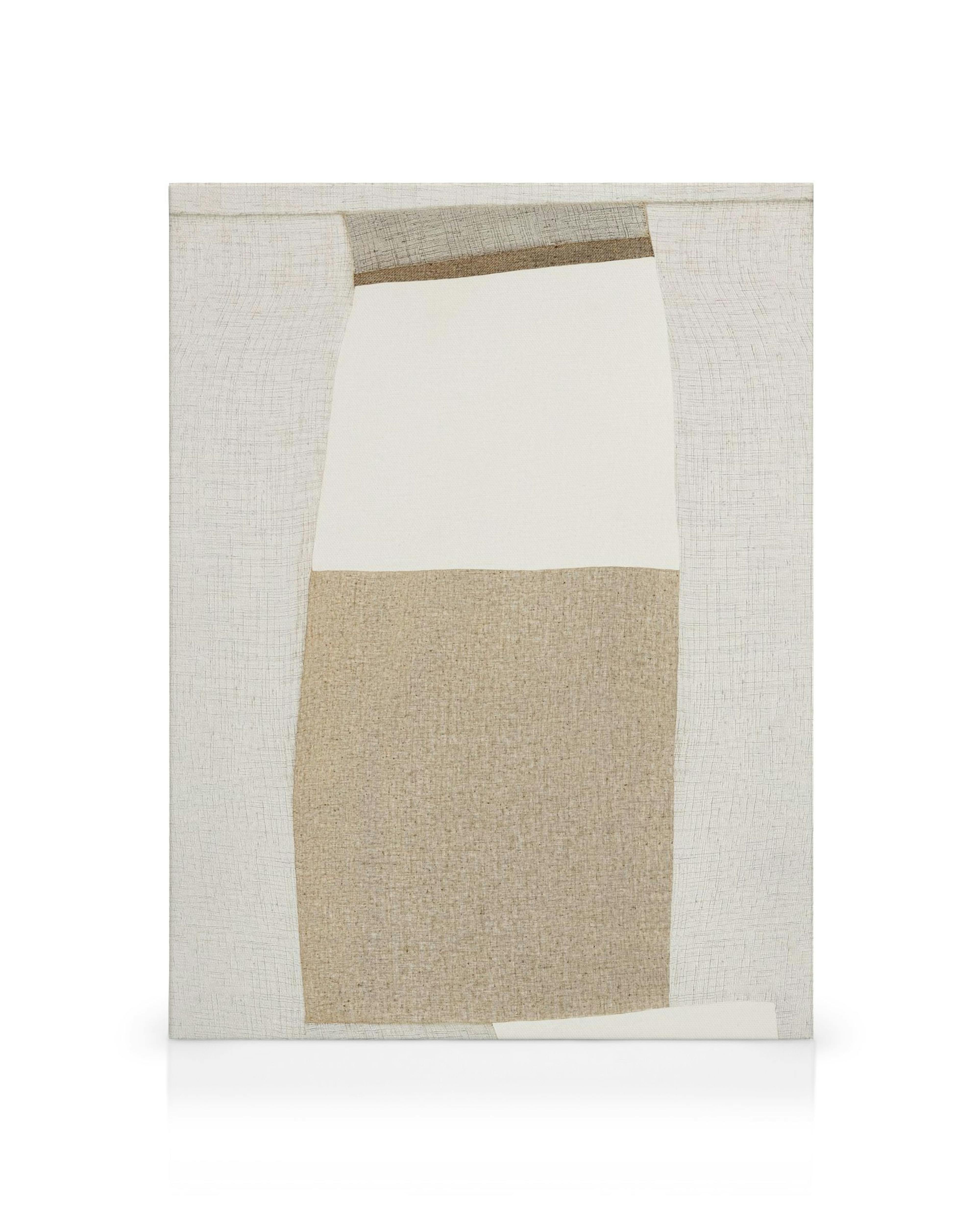 Lienzo abstracto con formas geométricas en beige, marrón y blanco, sobre fondo de lino claro. Arte mural moderno minimalista.