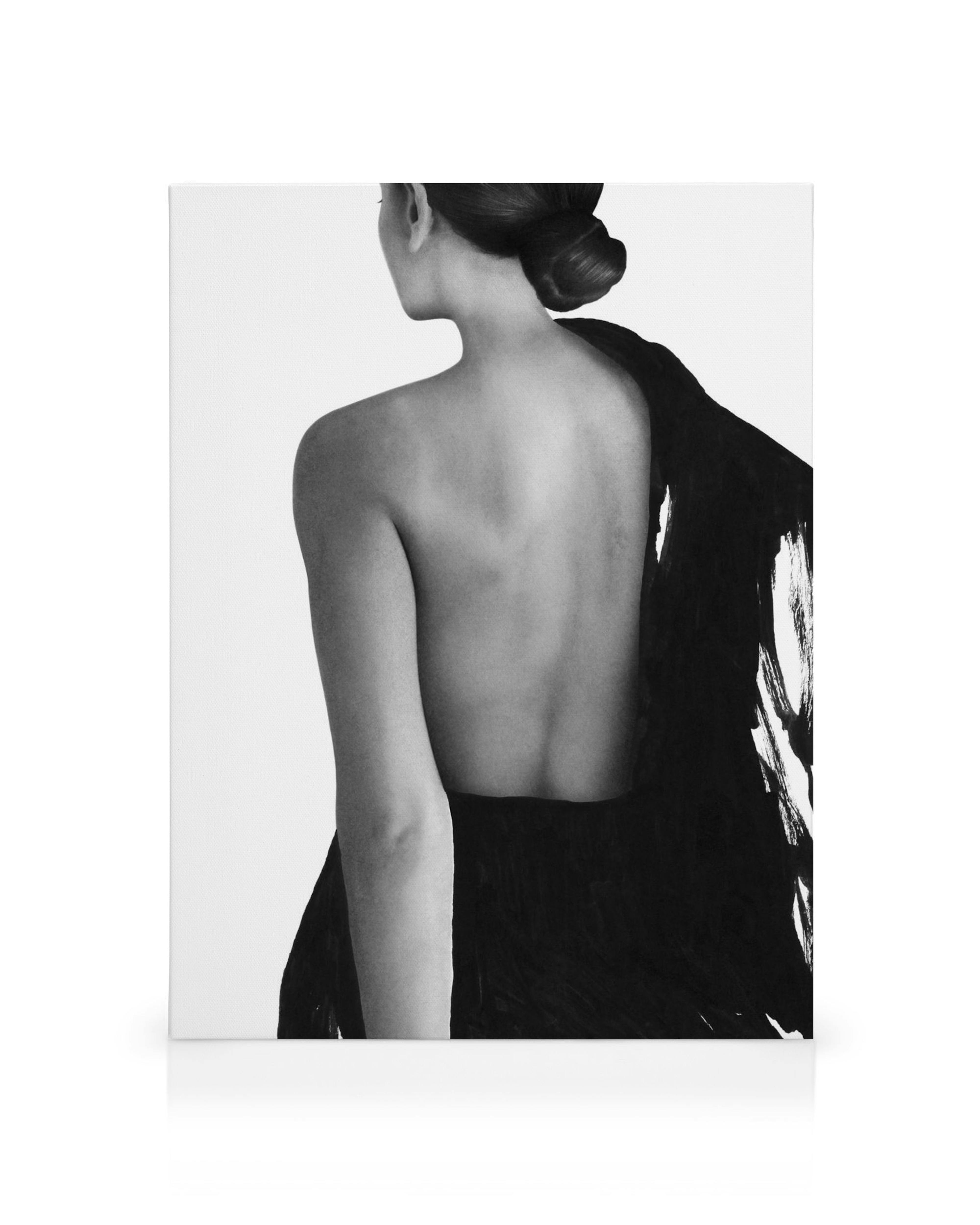 Quadro em tela preto e branco de costas de mulher de vestido, arte elegante e moderna, ideal para decoração de parede.