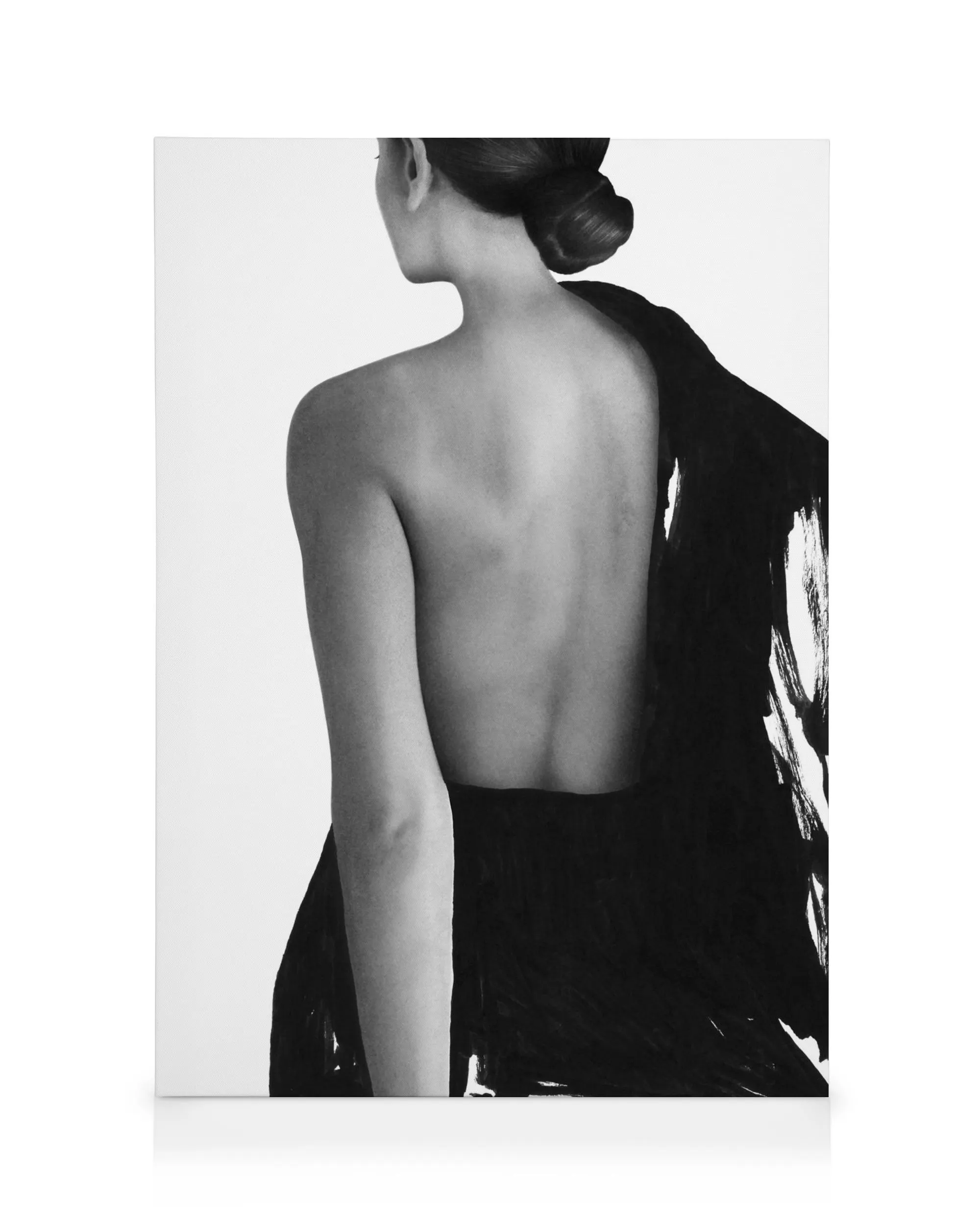 Toile noir et blanc dune femme de dos en robe texturée, typographie moderne et élégante.