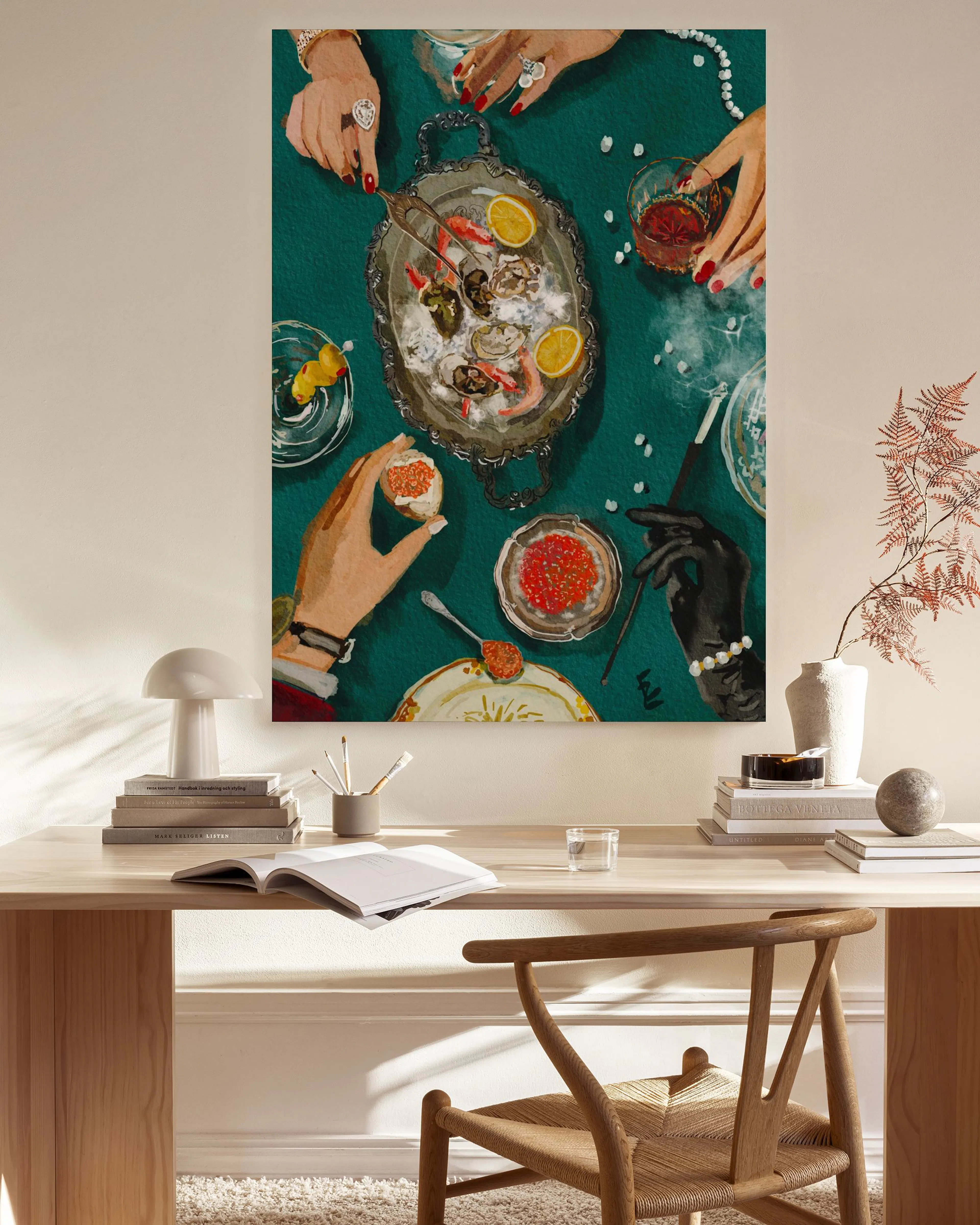 Canvas van vier handen versierd met sieraden rond een dienblad met oesters en kaviaar op een groene tafel, hangend in een modern