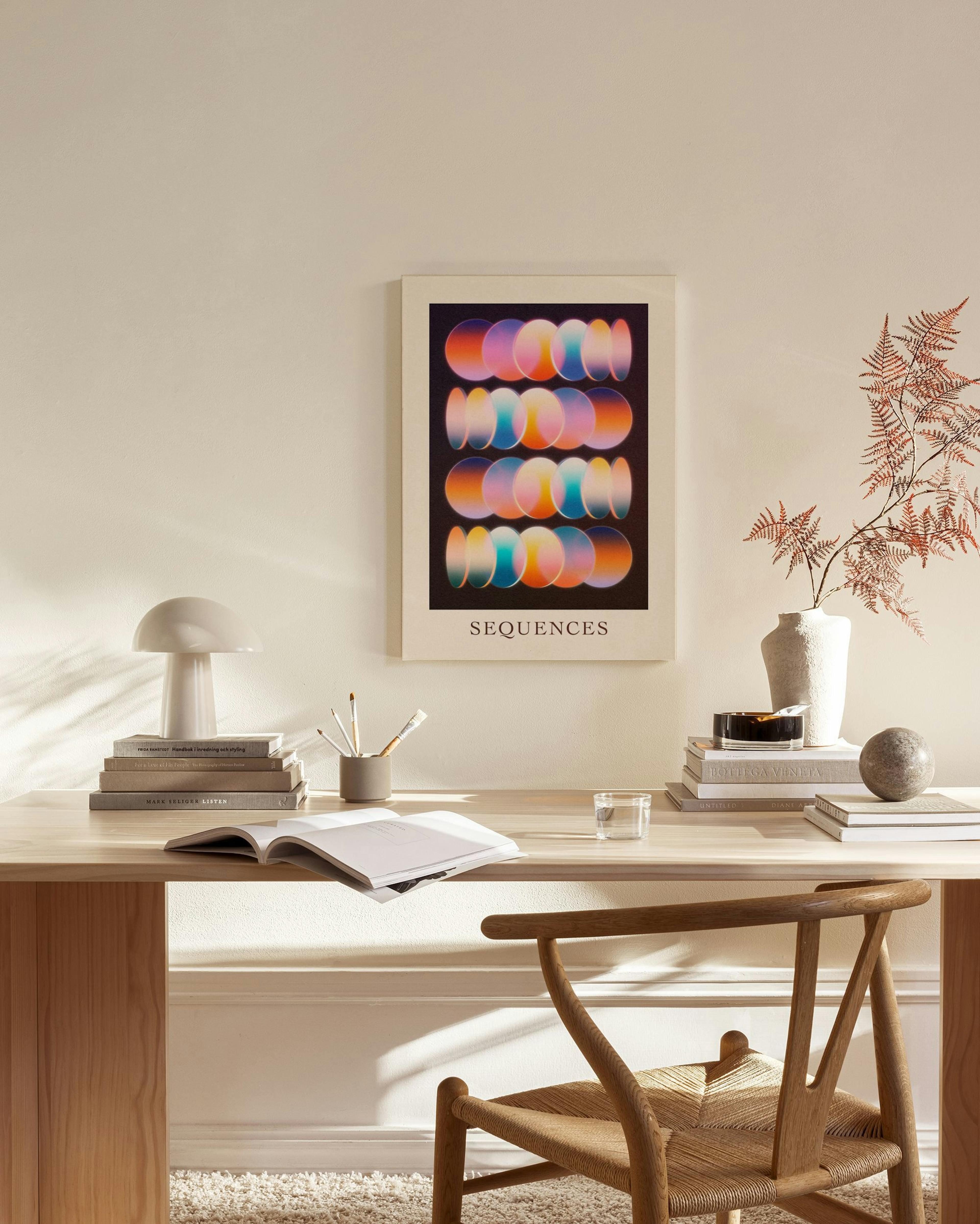 Stampa su tela con cerchi iridescenti rosa, arancioni e blu su sfondo nero e la scritta SEQUENCES.