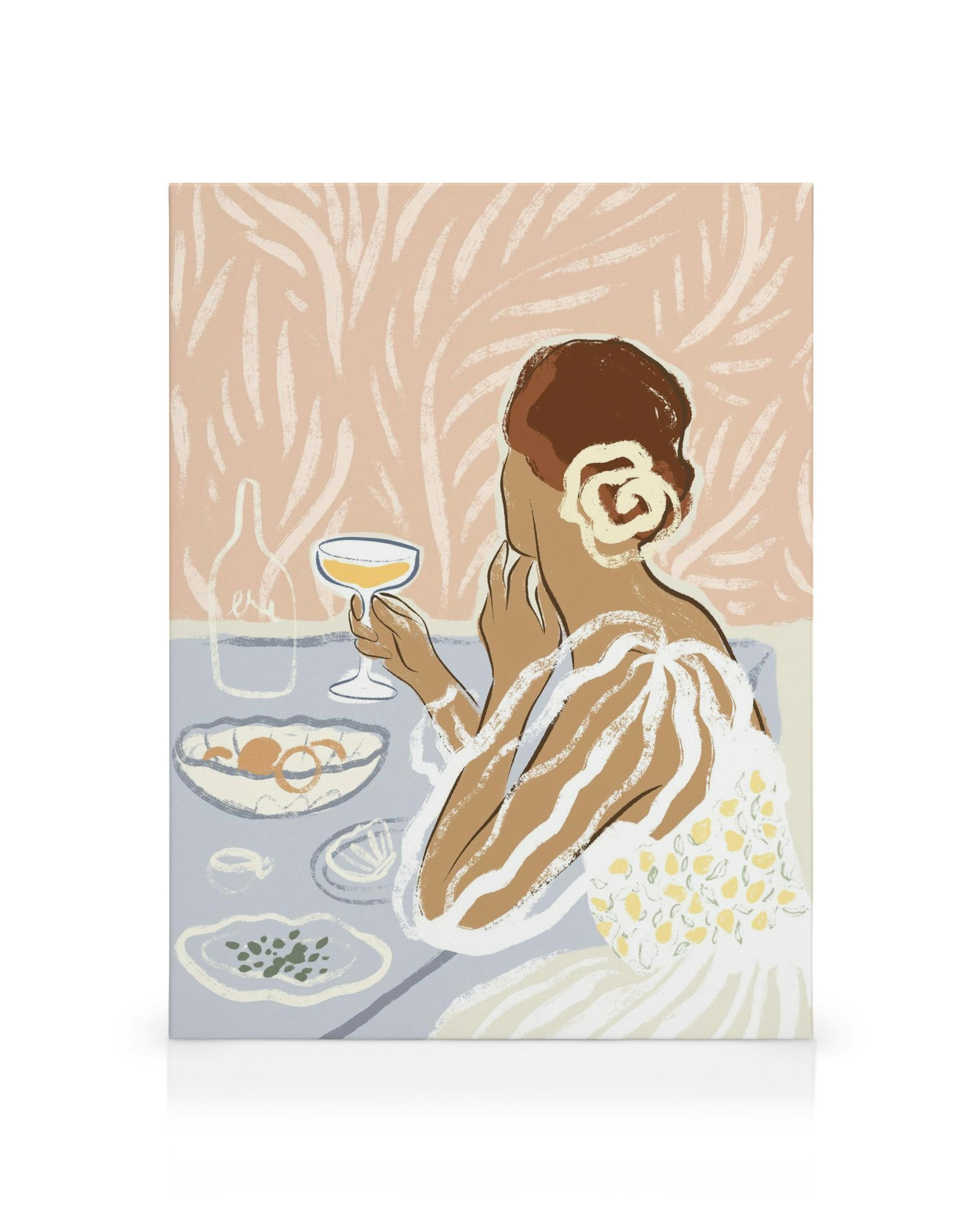 Lærred med illustreret kvinde i hvid kjole, der drikker cocktail ved bord med snacks, kunstprint.