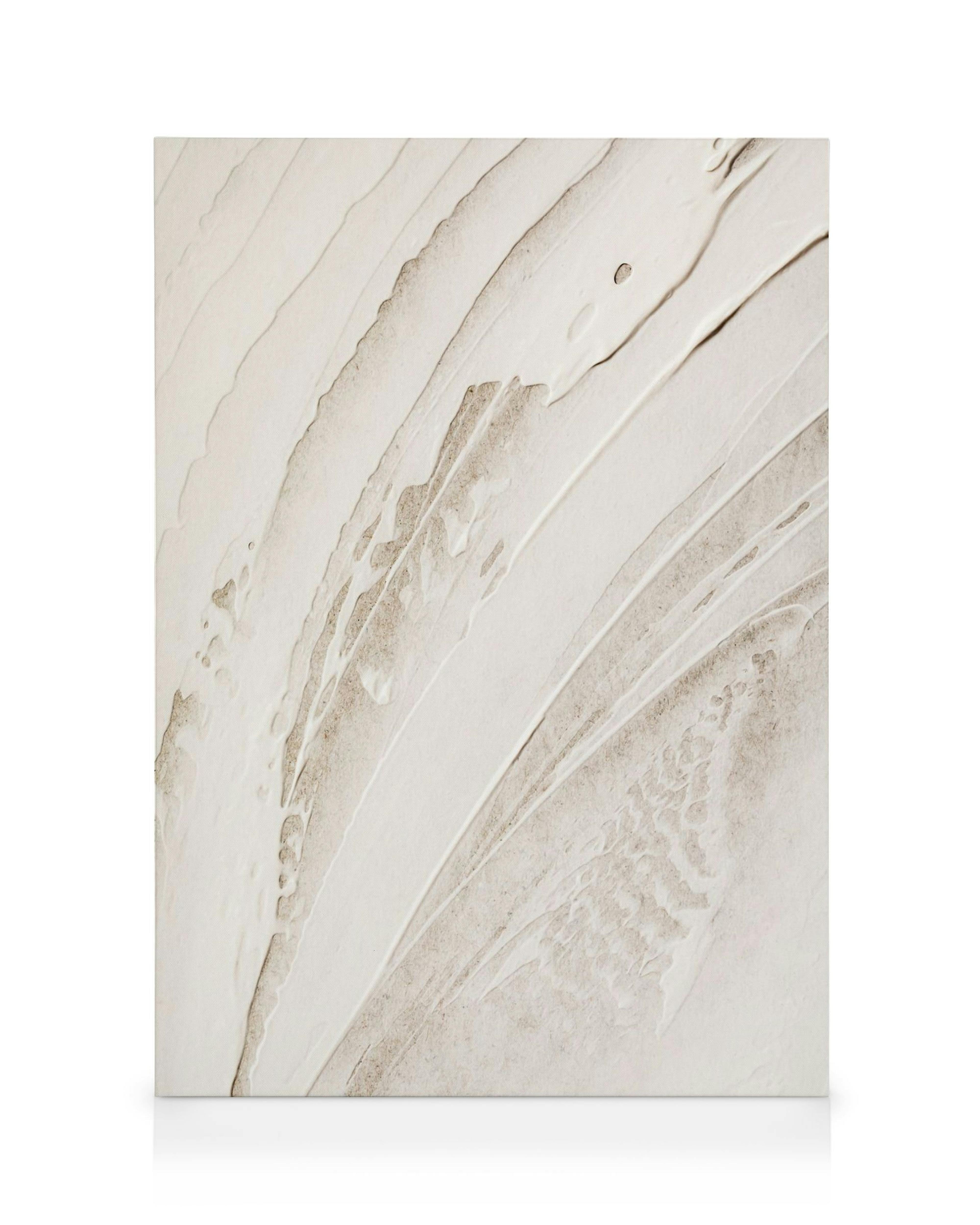 Canvastavla med beige och bruna marmorerade vågiga linjer, liknar vattenfläckar, abstrakt texturmönster.