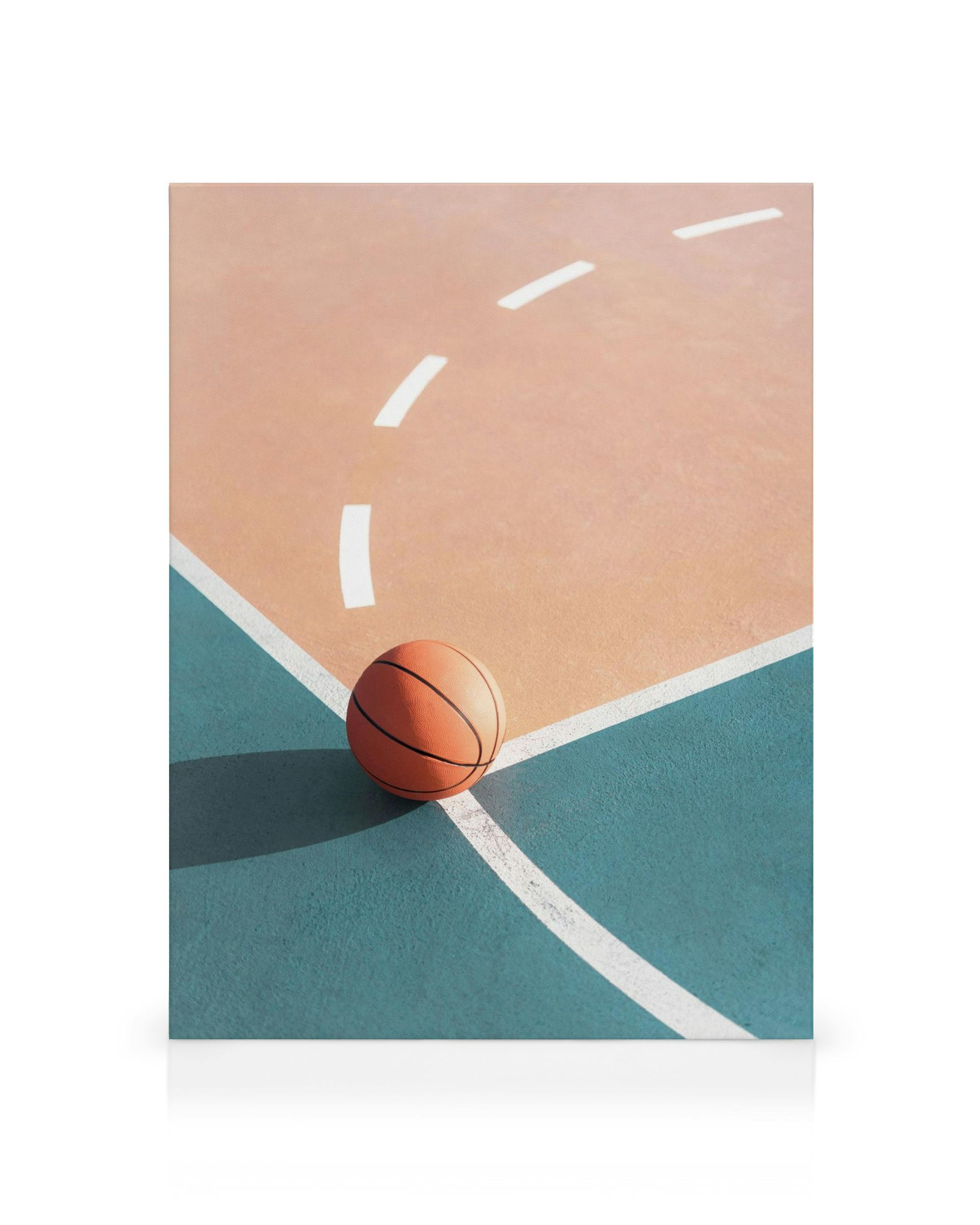Balón de baloncesto naranja en cancha durazno y verde azulado con líneas blancas y sombras