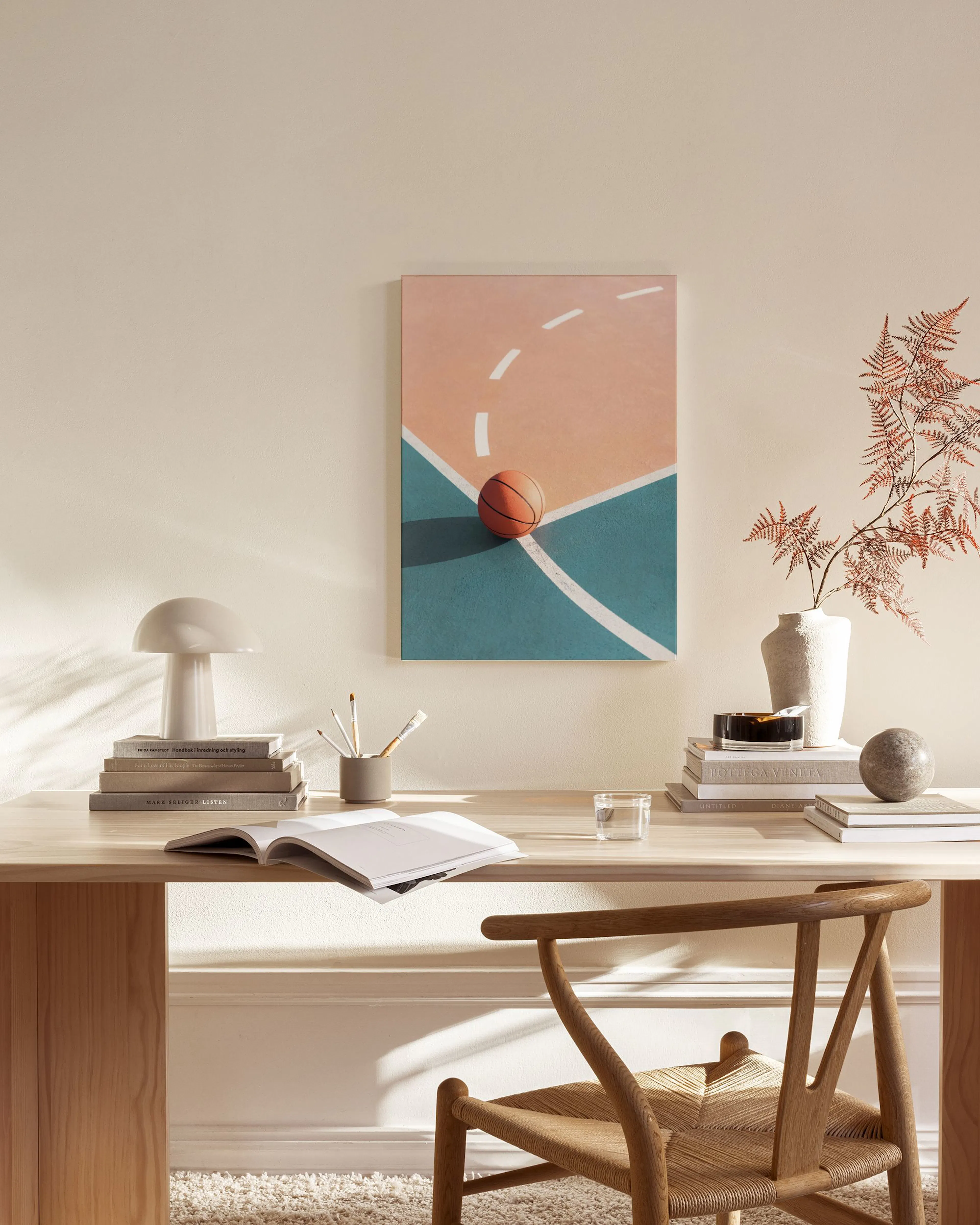 Leinwandbild Basketball auf rosafarbenem und tealfarbenem Sportplatz, hängt in einem modernen Wohnzimmer über einem Sideboard.