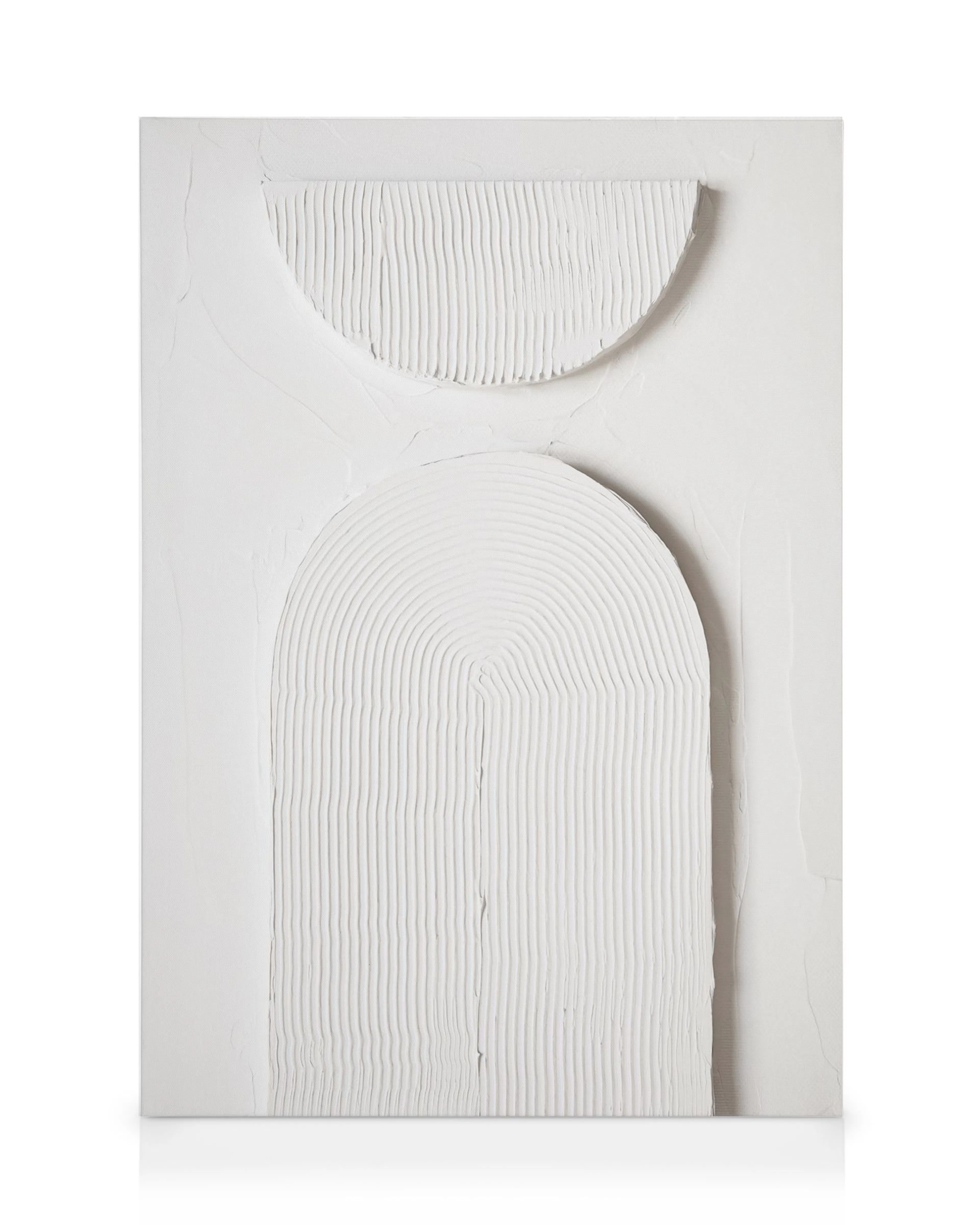 Weißes Leinwandbild mit halbkreisförmigen und bogenförmigen, erhabenen Texturen, die vertikale Rillen aufweisen.