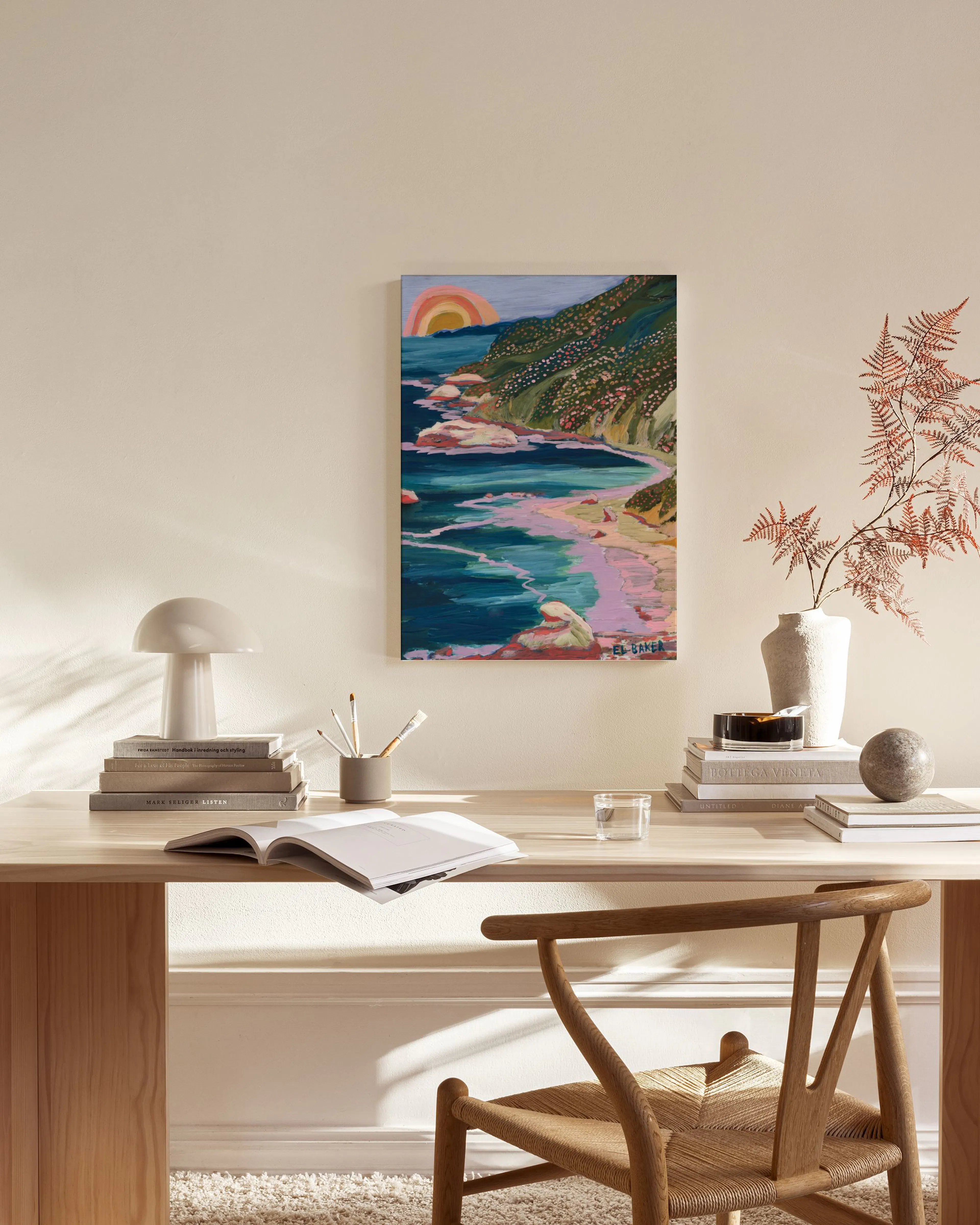 Toile paysage mer et montagne avec arc-en-ciel, suspendue dans un salon moderne aux tons neutres.