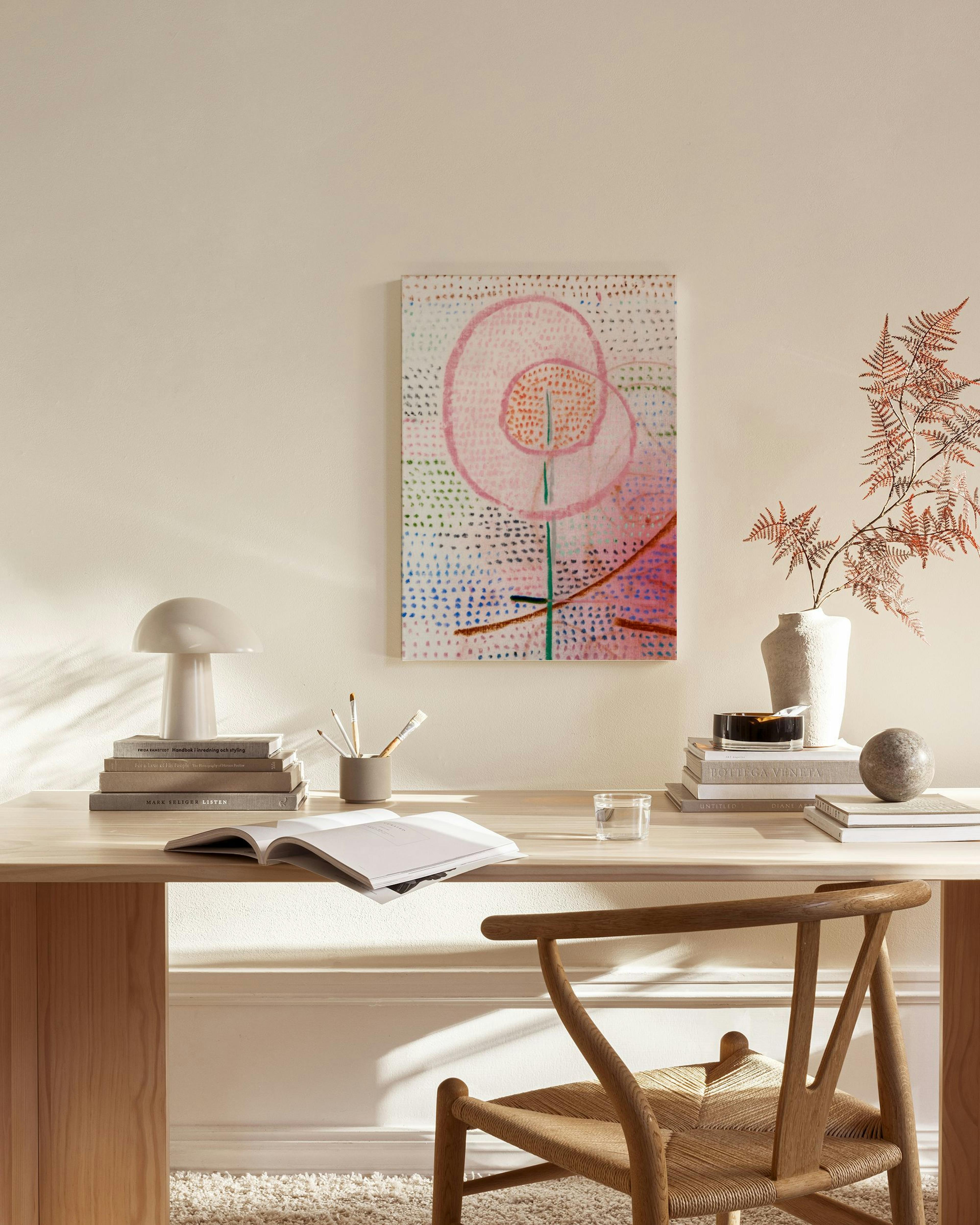 Καμβάς με αφηρημένη ροζ-κόκκινη σύνθεση και κυκλικά σχέδια, κρεμασμένος σε μοντέρνο σαλόνι πάνω από ξύλινο μπουφέ.