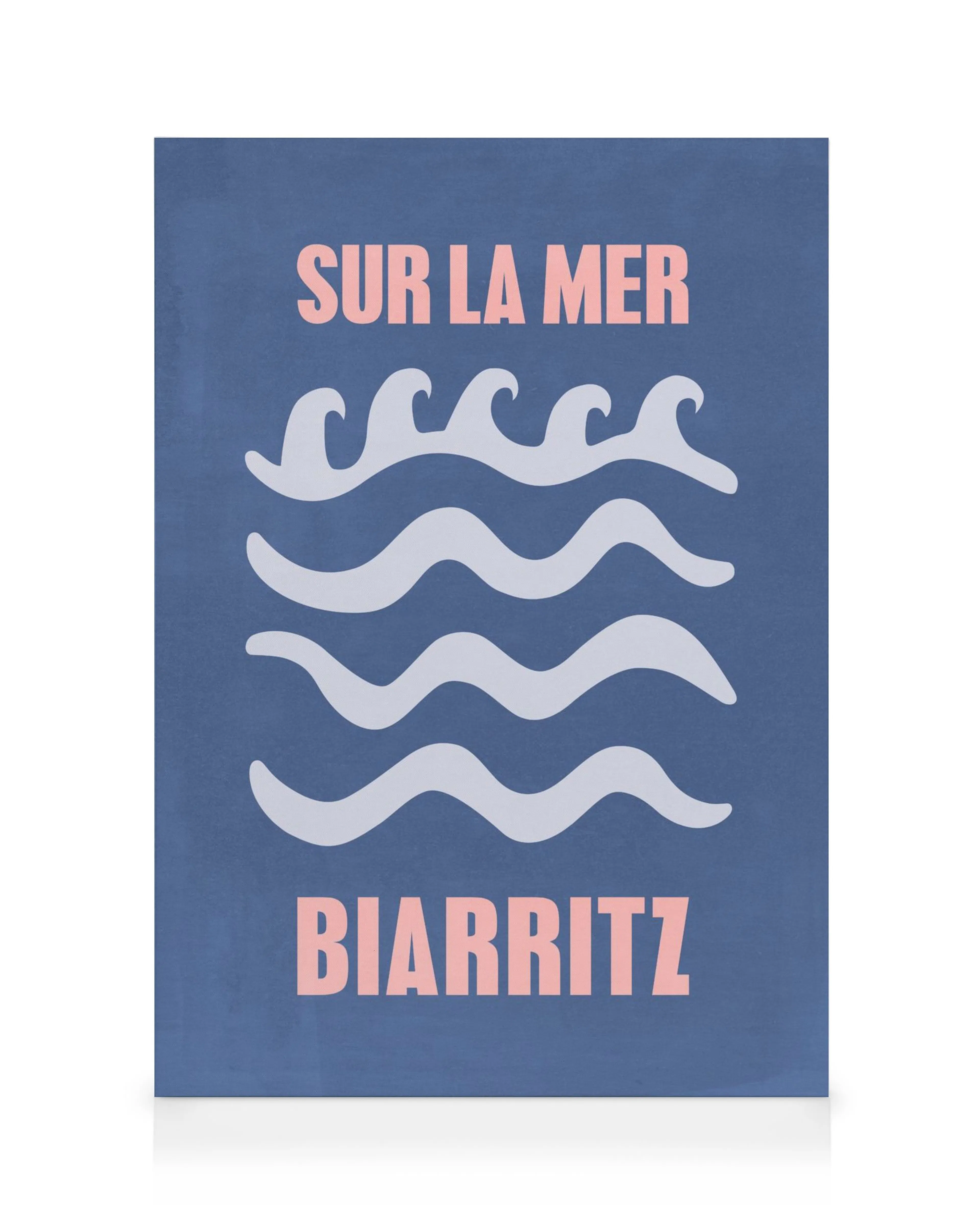 Toile Biarritz bleue avec typographie rose Sur La Mer et lignes ondulées blanches