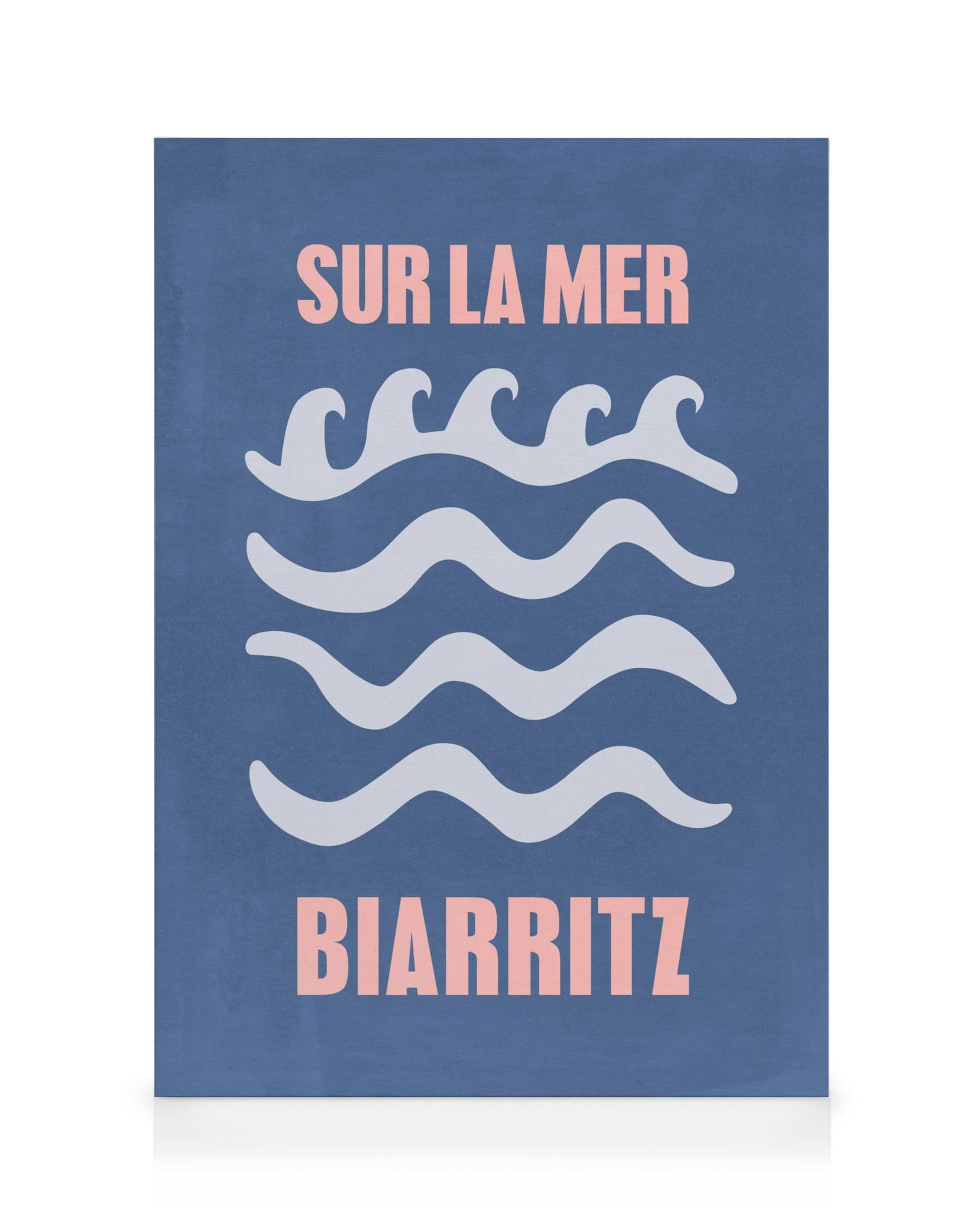 Stampa su tela Biarritz con sei linee ondulate bianche su sfondo blu e testo rosa Sur La Mer Biarritz.