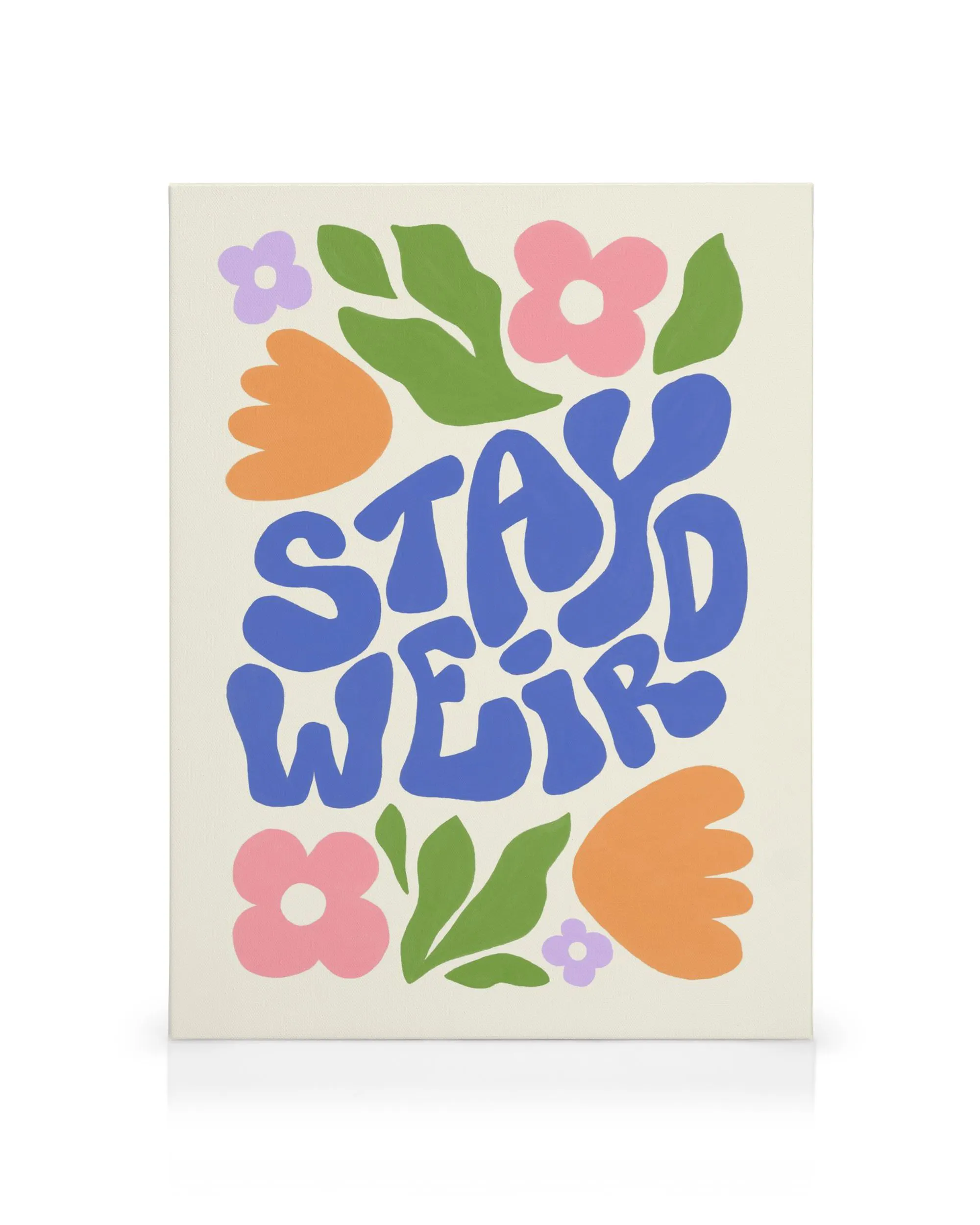 Leinwand mit bunten, organischen Blumen und Blättern. Darauf der blaue Schriftzug STAY WEIRD in verspielten Buchstaben.