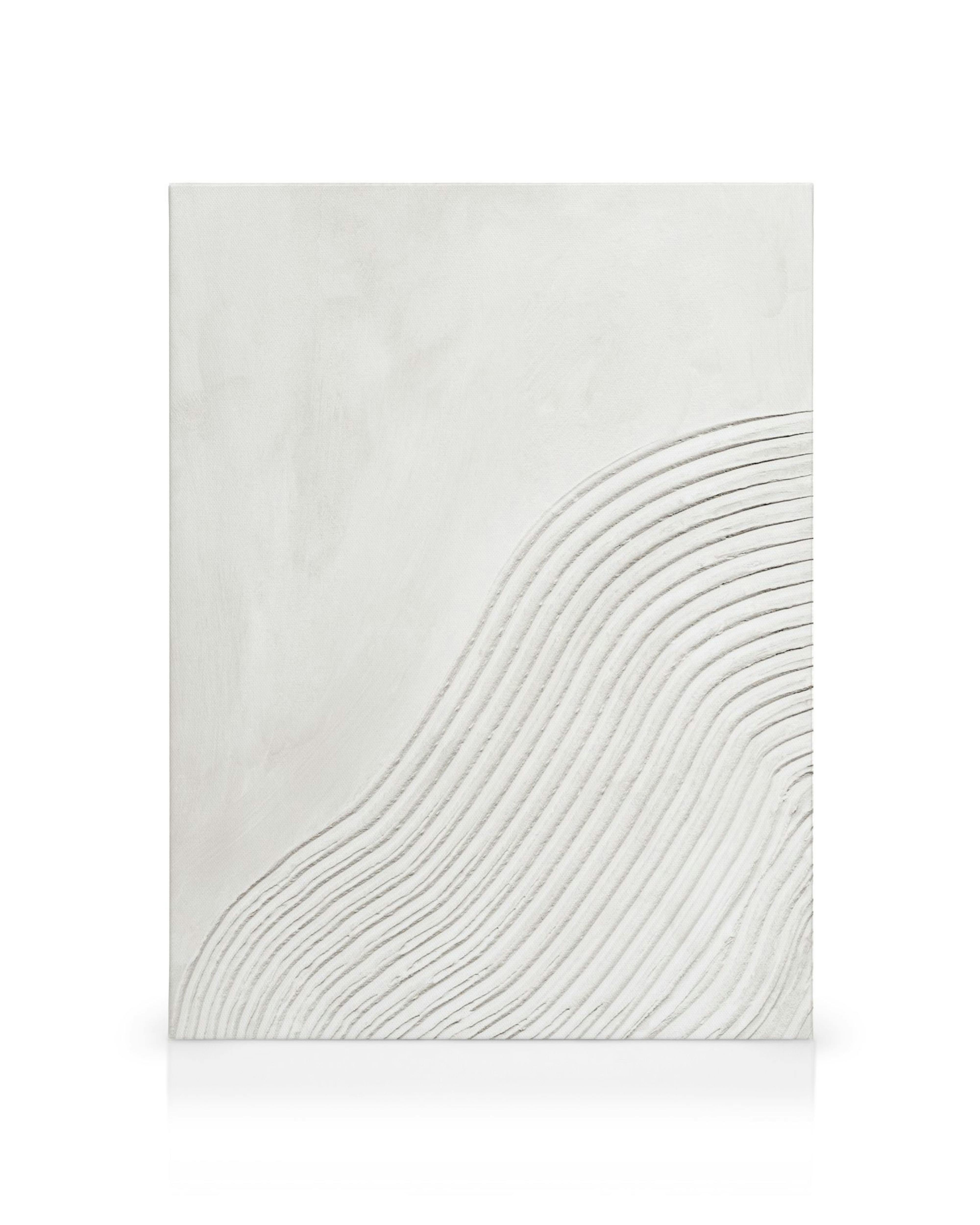 Wit getextureerd canvas met golvende, geribbelde patronen, minimalistische kunst voor interieurdecoratie.