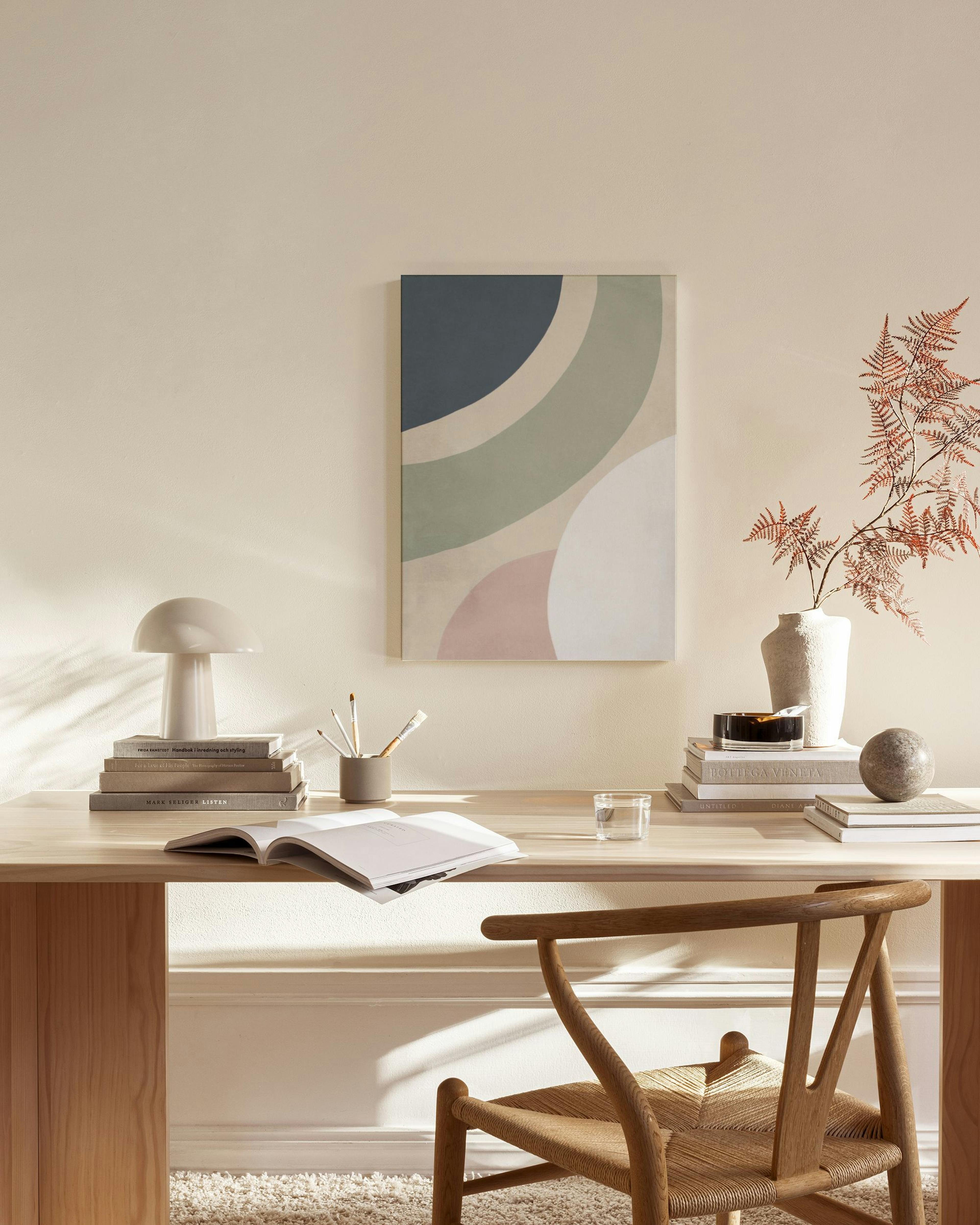 Lærred med abstrakte, buede former i beige, grønne, hvidlige og blå nuancer.