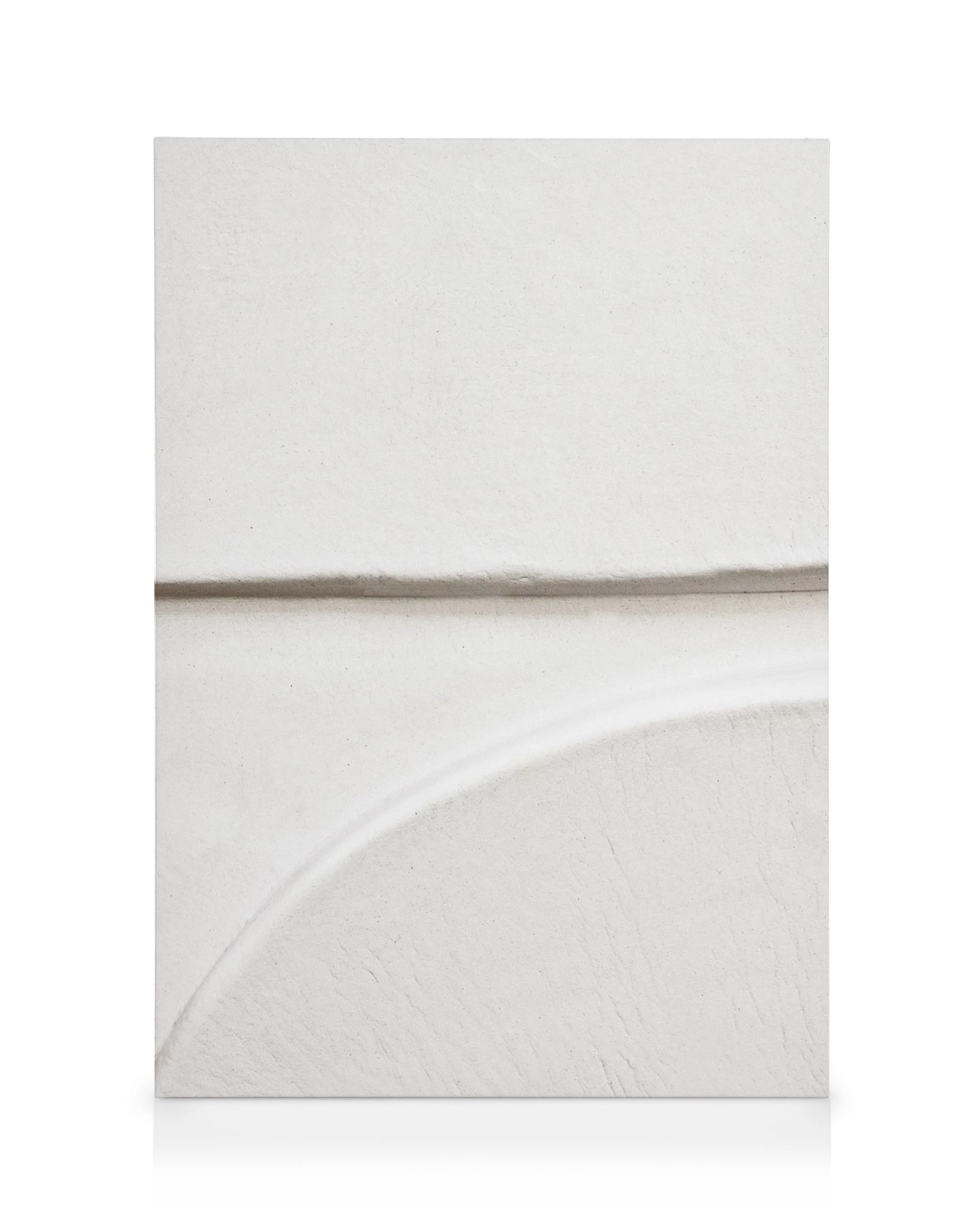 Vit canvastavla med texturerade penseldrag, en horisontell linje och en mjukt rundad linje som skapar en minimalistisk kompositi