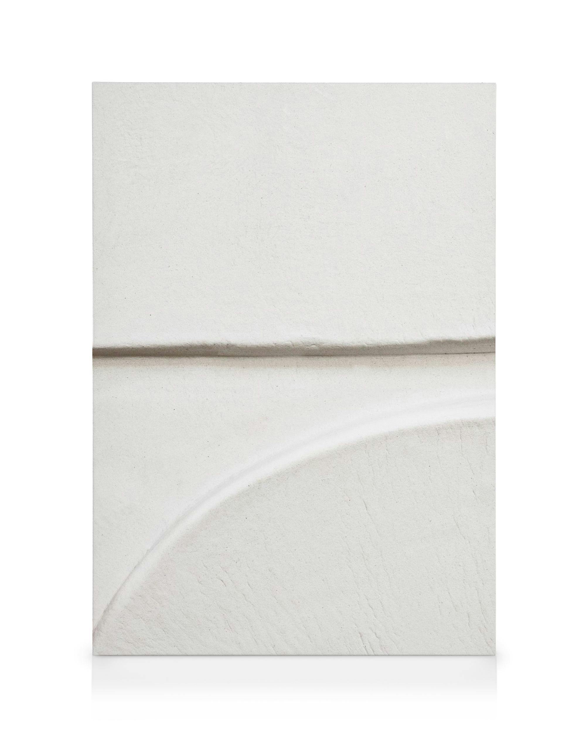 Obraz na płótnie: biała, teksturowana ściana z zakrzywionymi krawędziami i cieniami, minimalistyczna dekoracja ścienna.