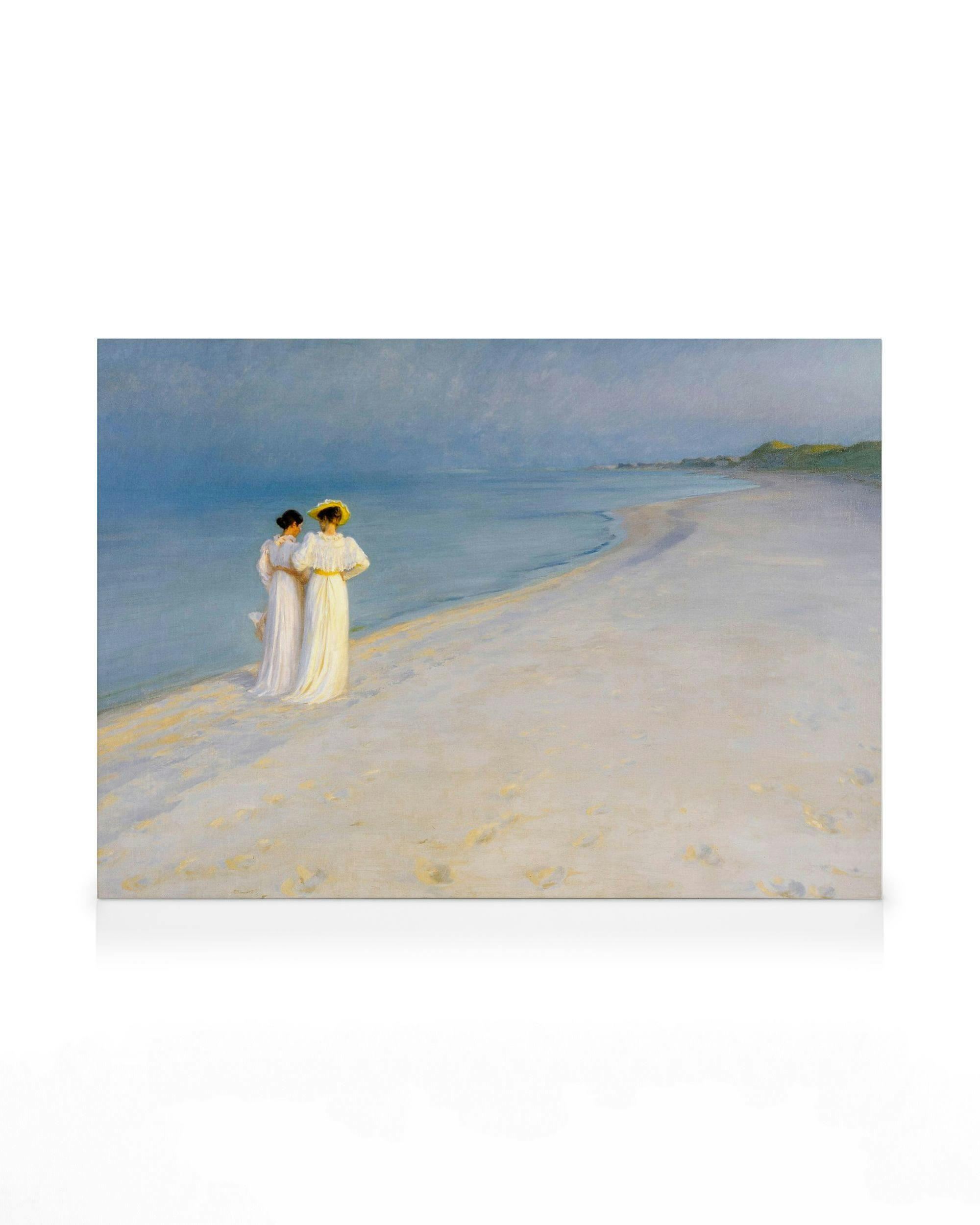 Krøyer lærred: To kvinder i hvide kjoler på Skagens strand om aftenen, med rolige blå og gyldne farver.