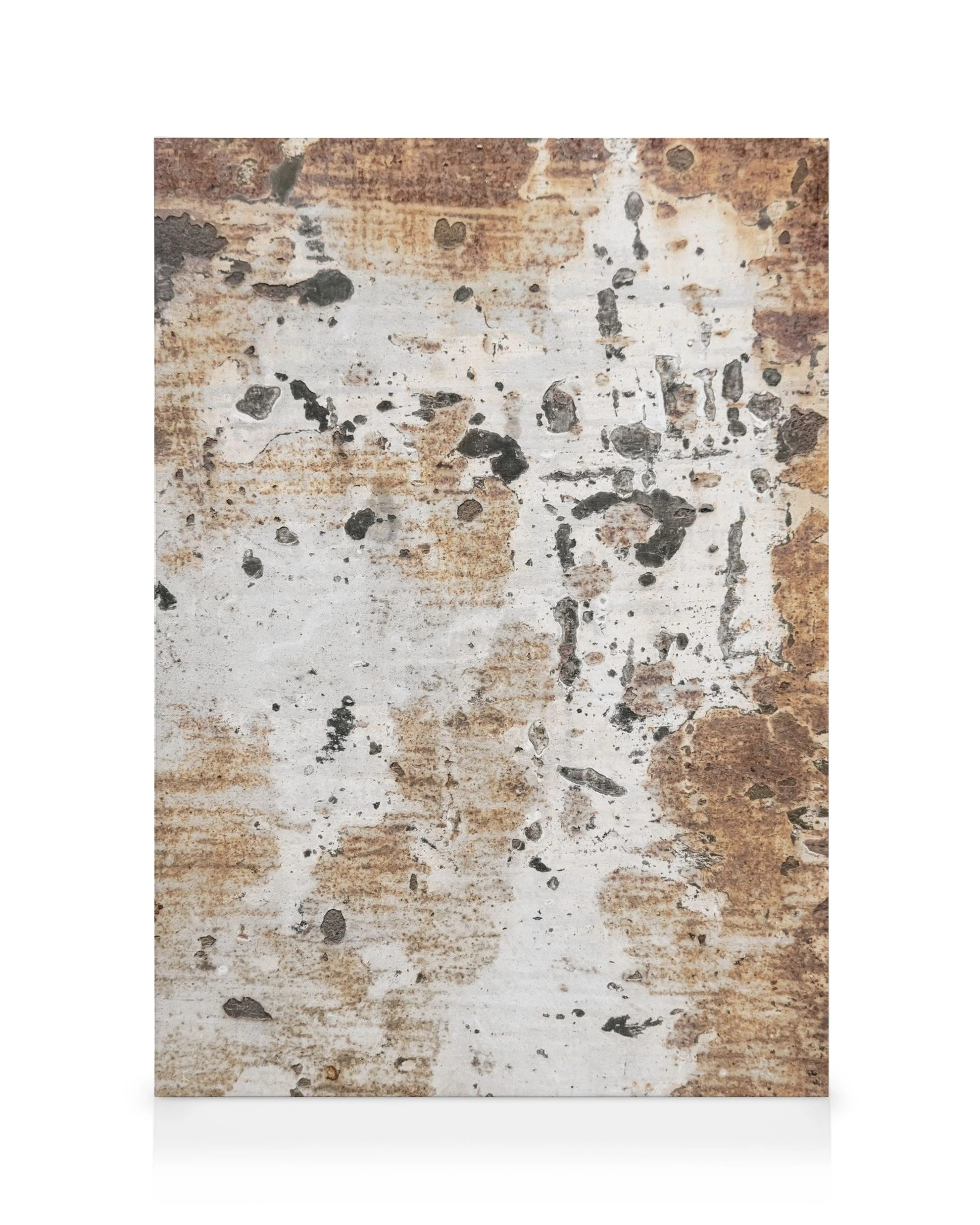 Lienzo de hormigón crudo con textura desgastada, manchas de óxido marrones y salpicaduras negras sobre una base blanca