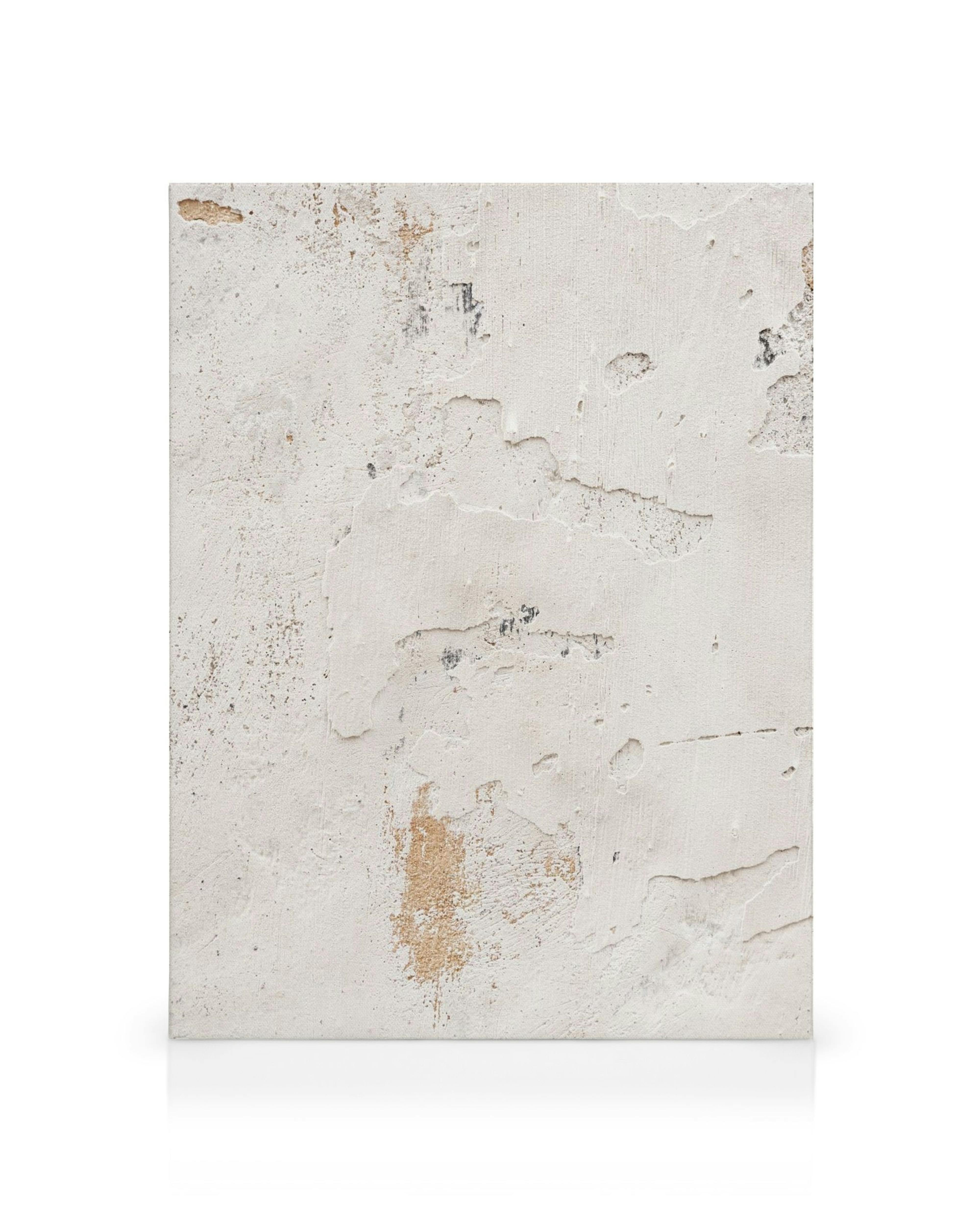 Abstrakt canvastavla med vit textur, gråa fläckar och orange stänk. Enkel konst med underliggande lager som syns.