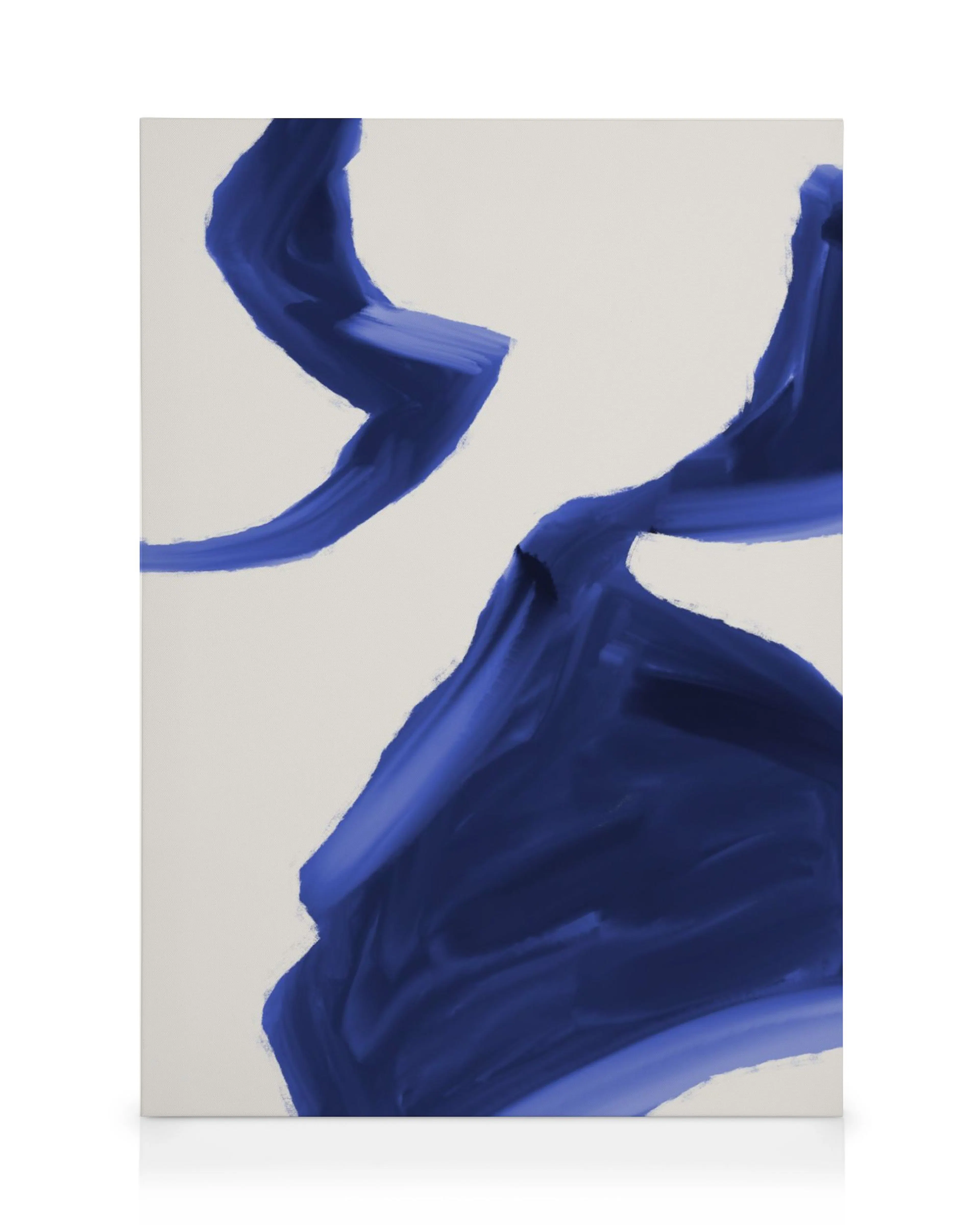 Abstracte canvas met indigoblauwe penseelstreken op een witte achtergrond, moderne kunst met textuur.