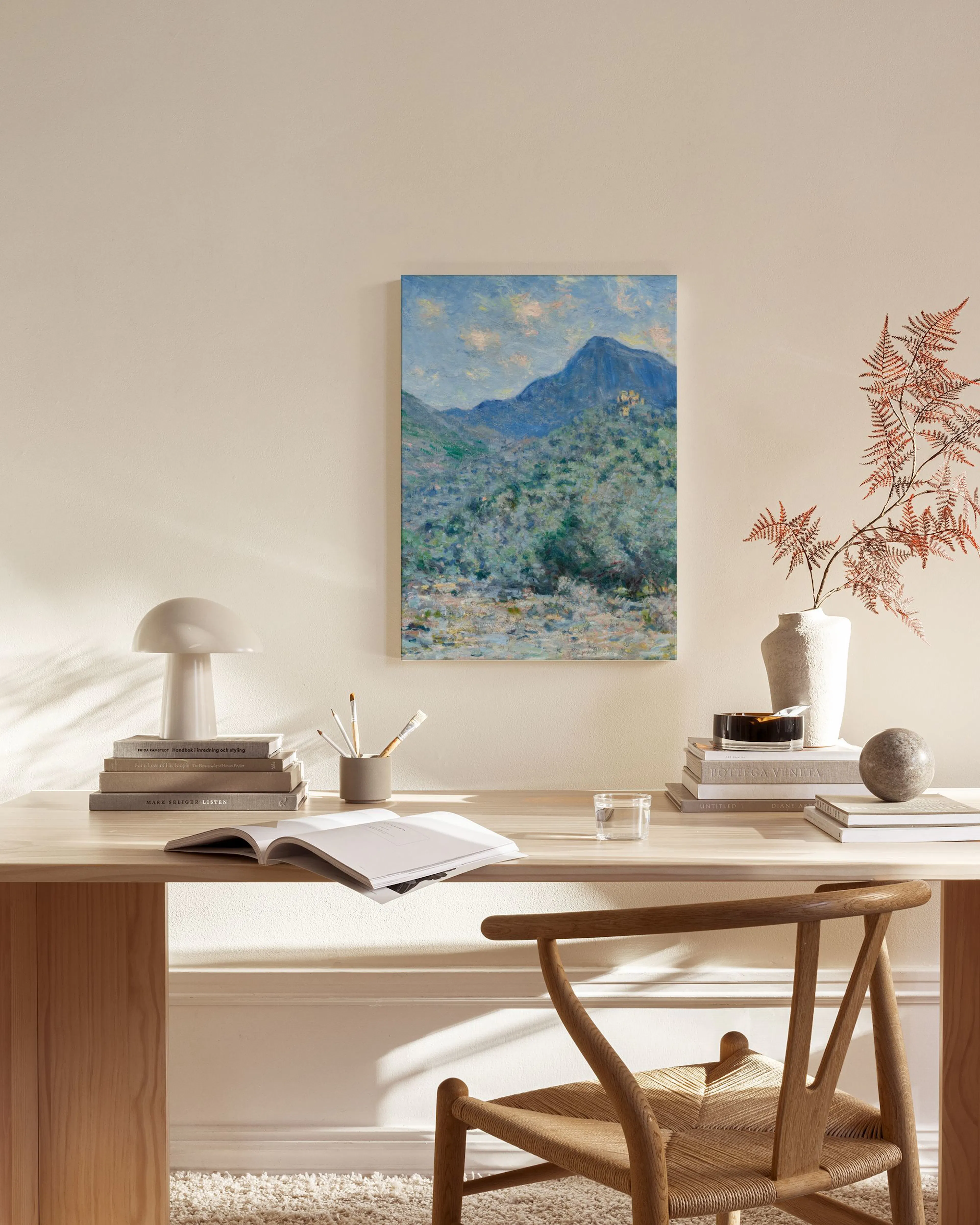 Leinwandbild einer Gebirgslandschaft mit grünen Sträuchern und blauem Himmel, hängend in einem hellen Wohnzimmer über einem Side