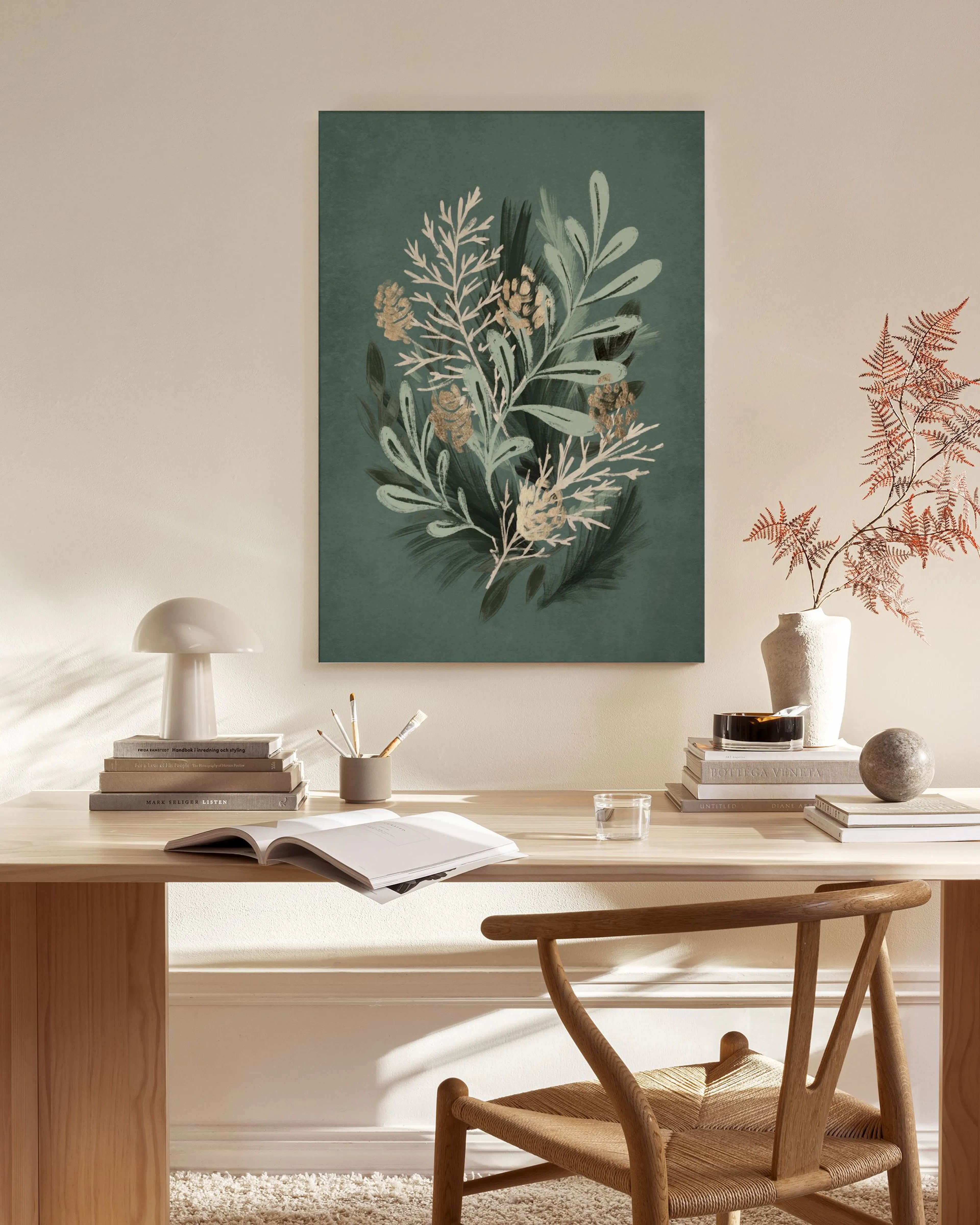 Leinwandbild mit floralem Motiv in Grün- und Beigetönen, hängend in einem hellen Wohnzimmer über einem Sideboard.