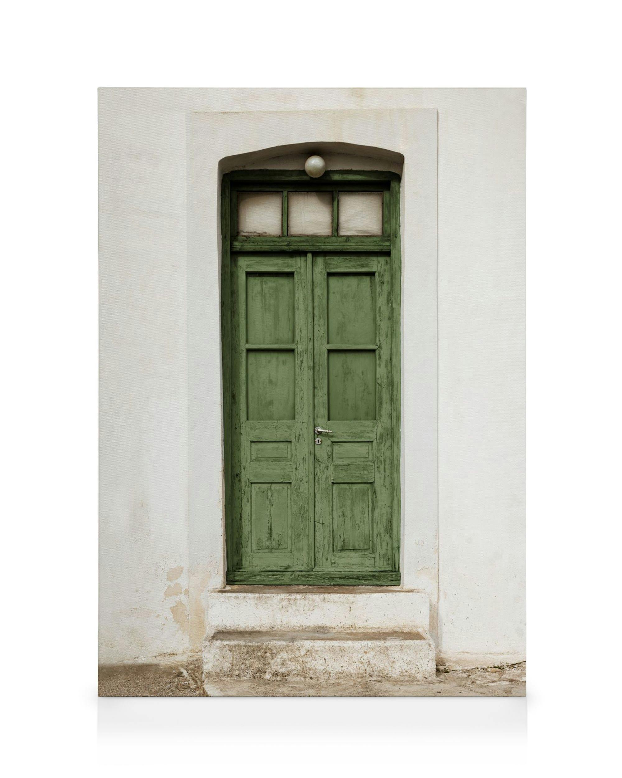 Toile dune porte en bois verte usée dans un mur blanc, avec une fenêtre semi-circulaire et des marches. Scène architecturale rus