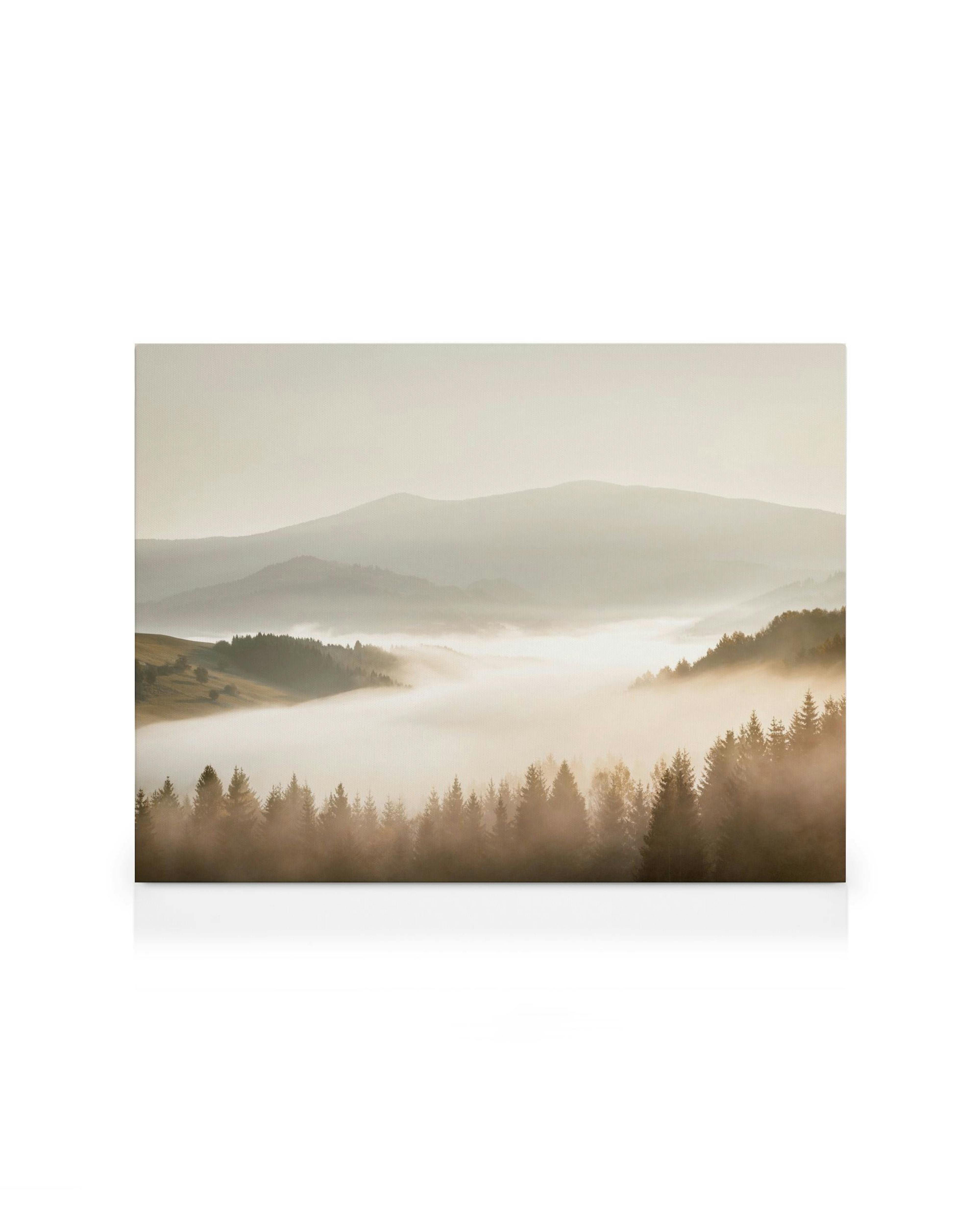 Stampa su tela di paesaggio nebbioso con colline, alberi, luce brillante e tonalità verdi/beige.