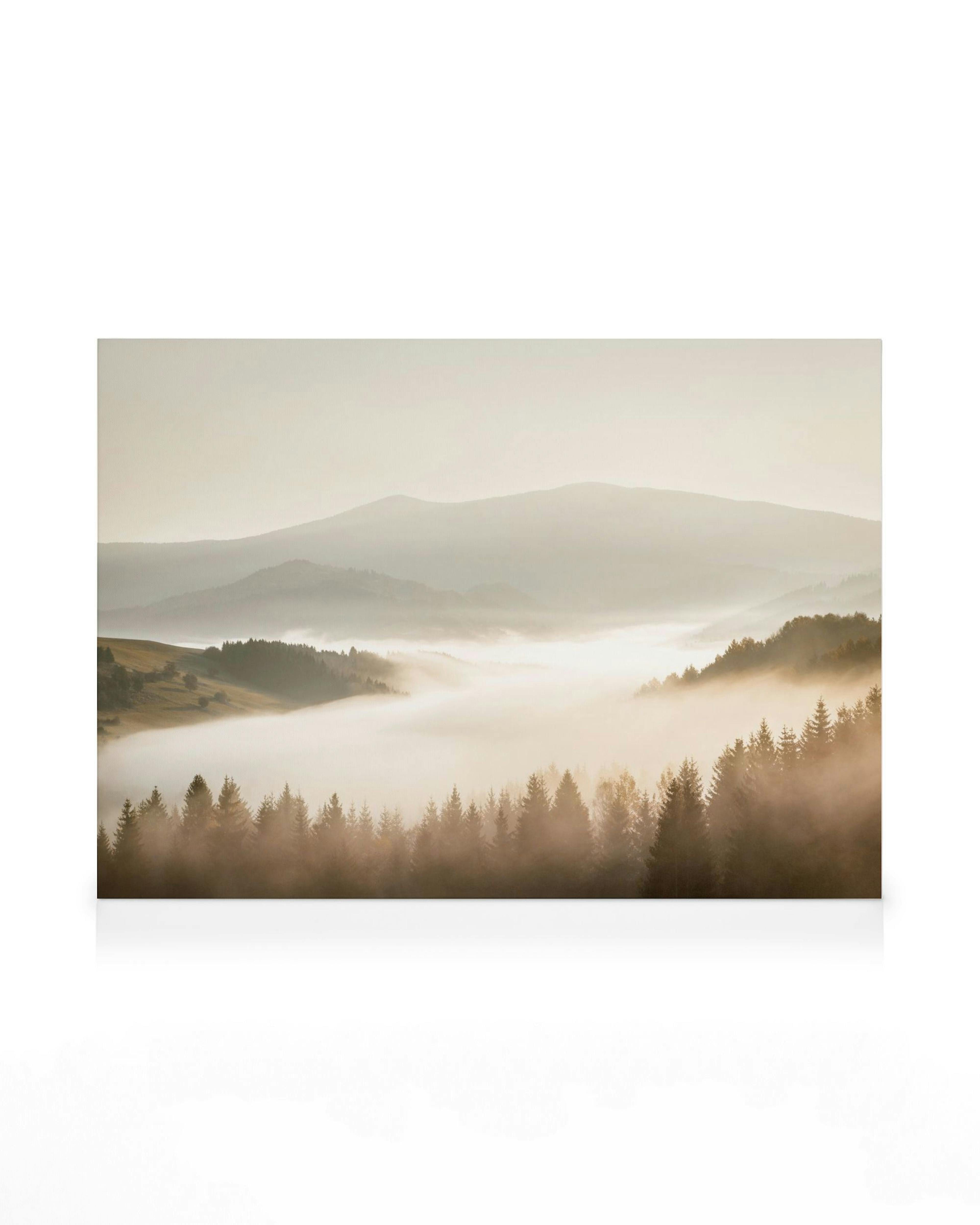 Misty Landscape canvastavla med dimmiga kullar, gröna träd och vit dimma mot en ljus himmel. Konstverk för hemmet.