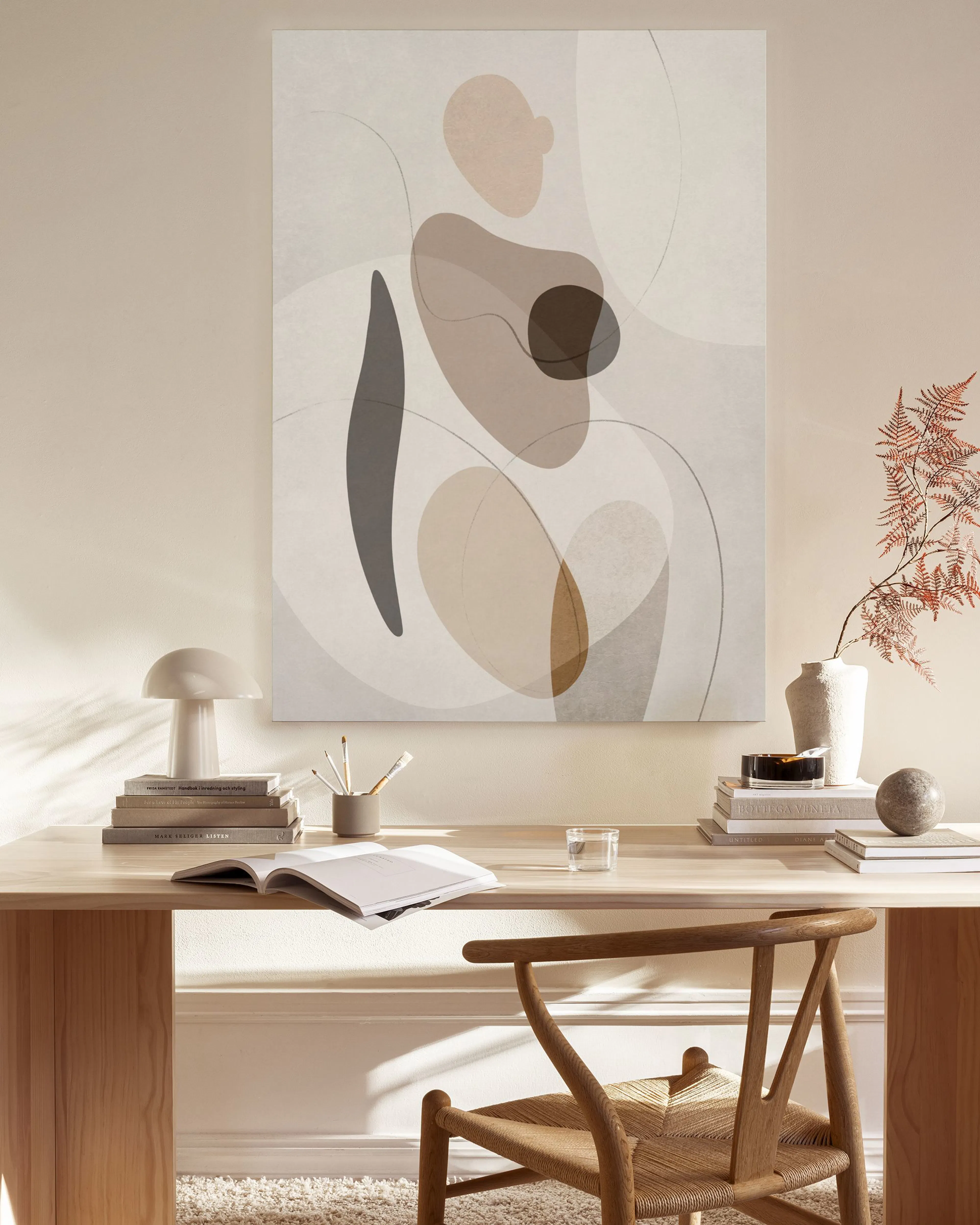 Leinwandbild mit abstrakten organischen Formen in Braun- und Beigetönen, hängt in einem modernen Wohnzimmer über einem Sideboard