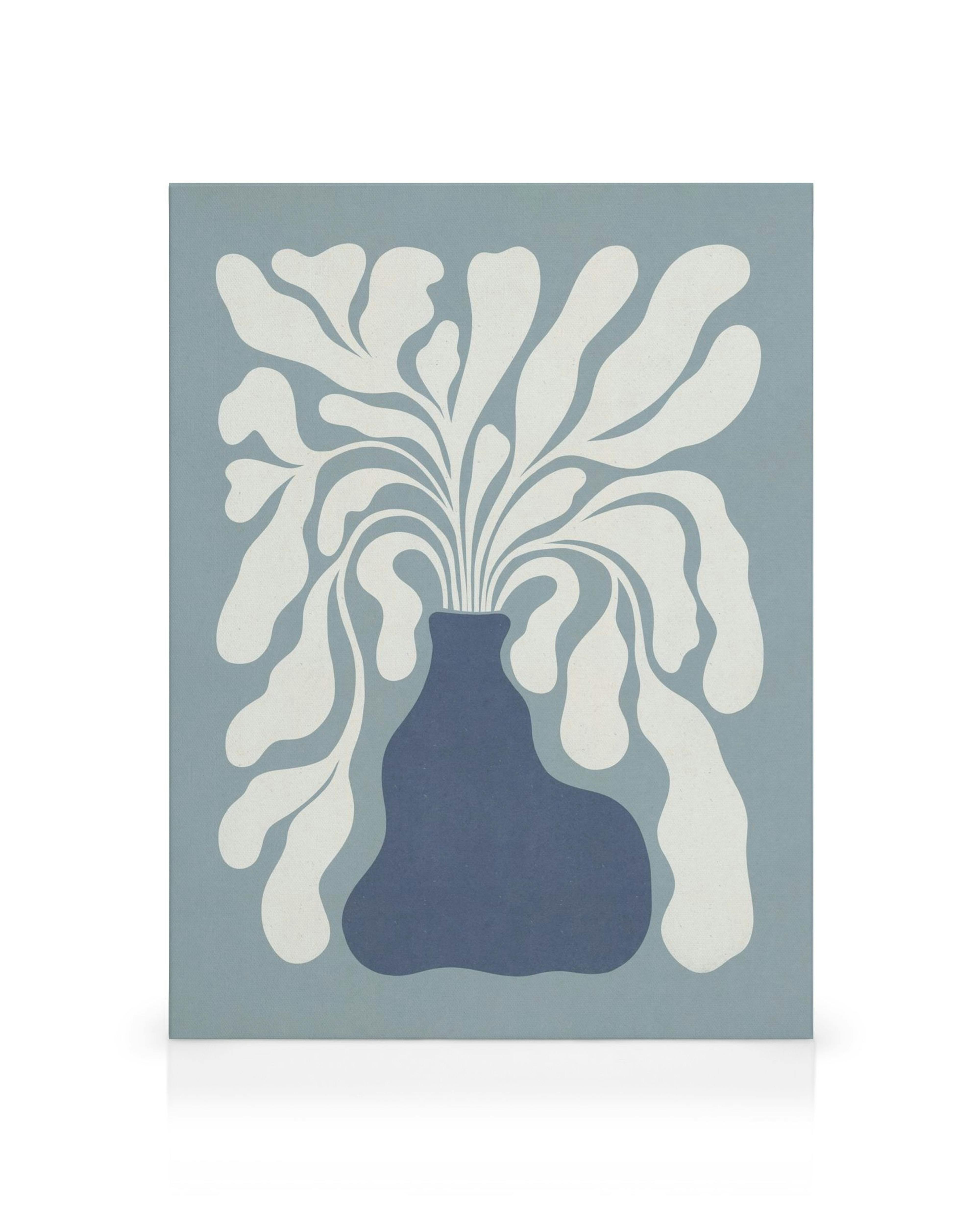Leinwanddruck: Blaue Vase mit abstrakten weissen Blättern auf hellblauem Hintergrund, moderne Pflanzendarstellung.
