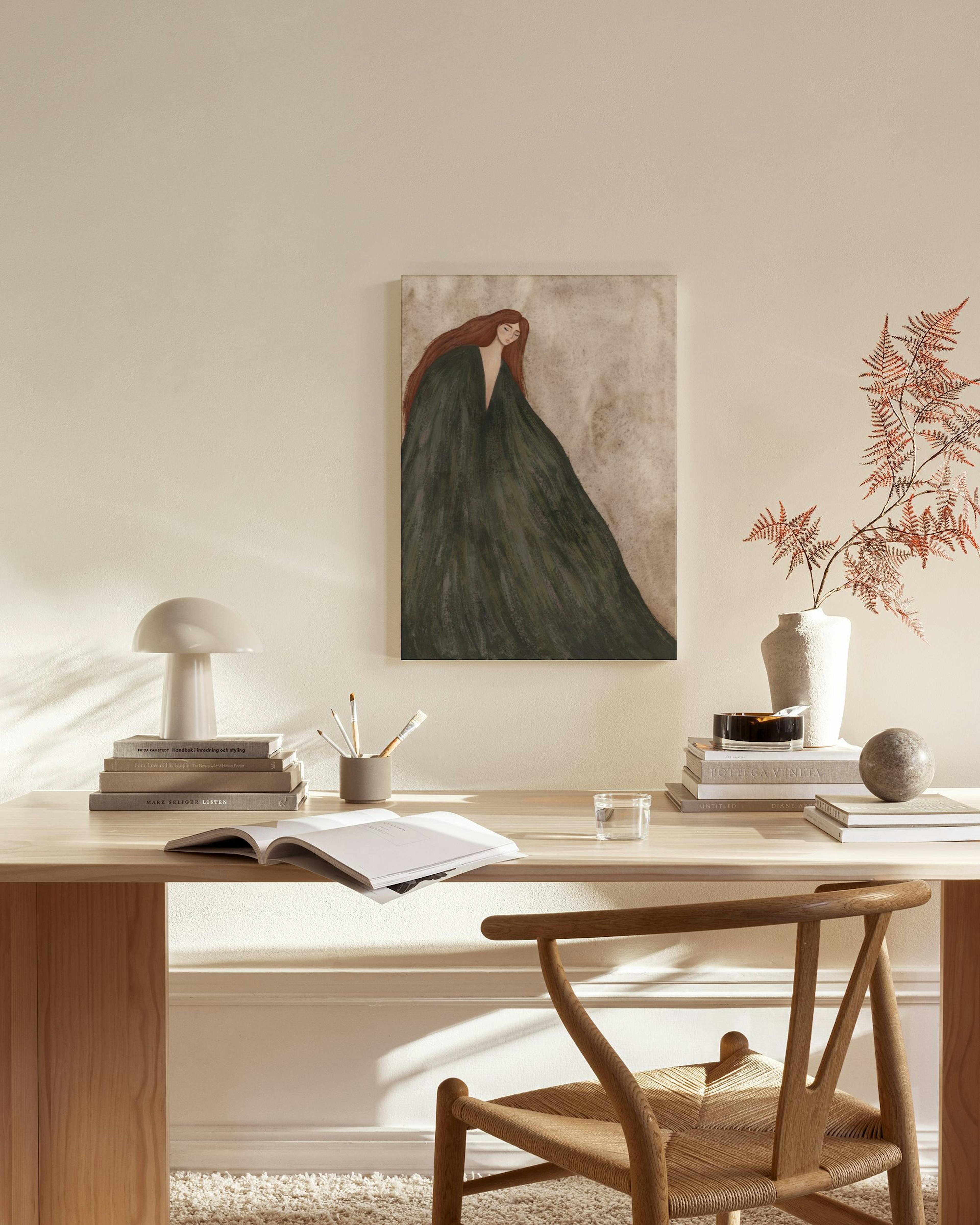 Κάμβας με γυναικεία φιγούρα με μακριά κόκκινα μαλλιά και σκούρο φόρεμα, κρεμασμένος σε μίνιμαλ σαλόνι.