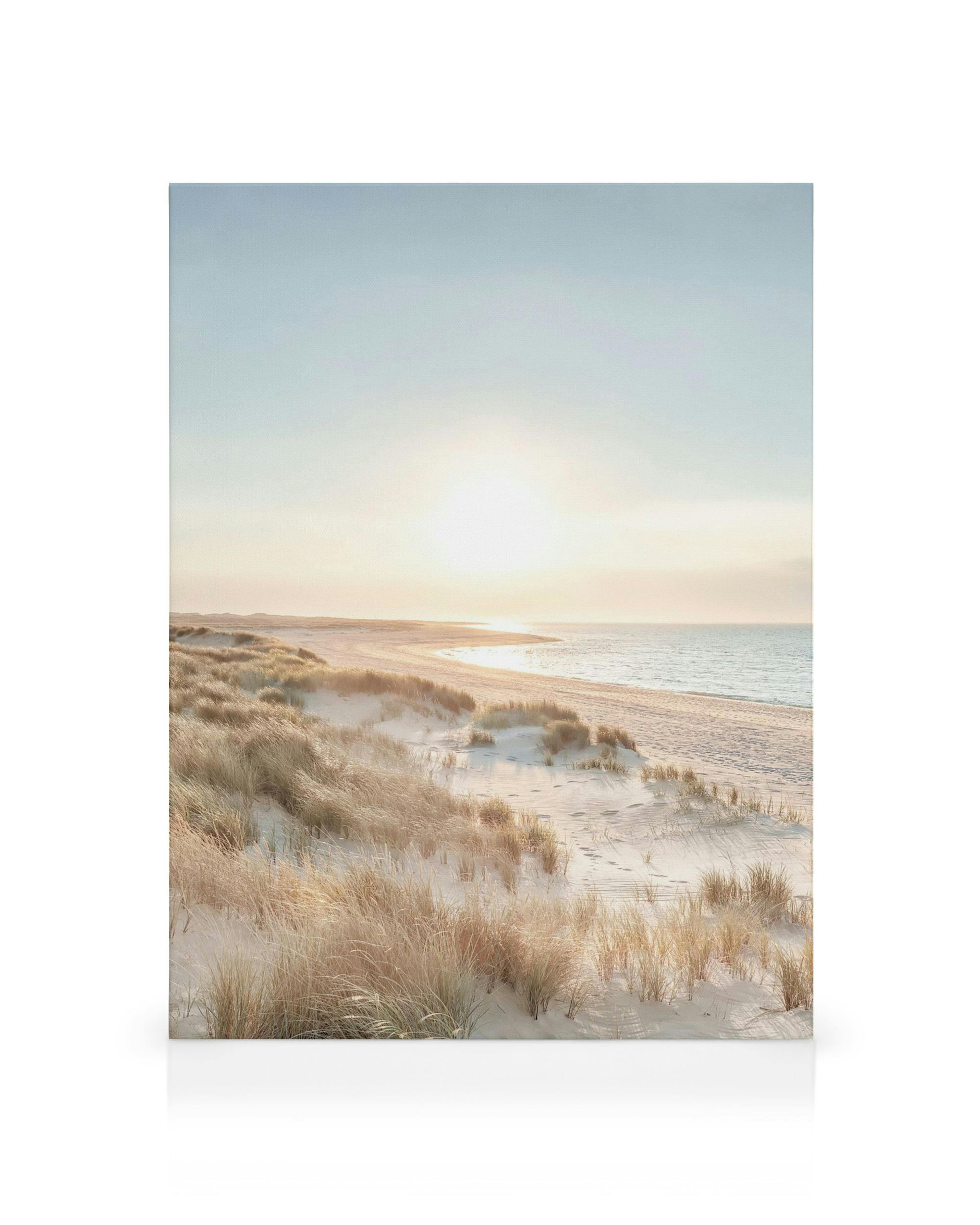 Toile de plage sereine avec des dunes de sable et de lherbe au premier plan, un soleil brillant et un ciel bleu clair