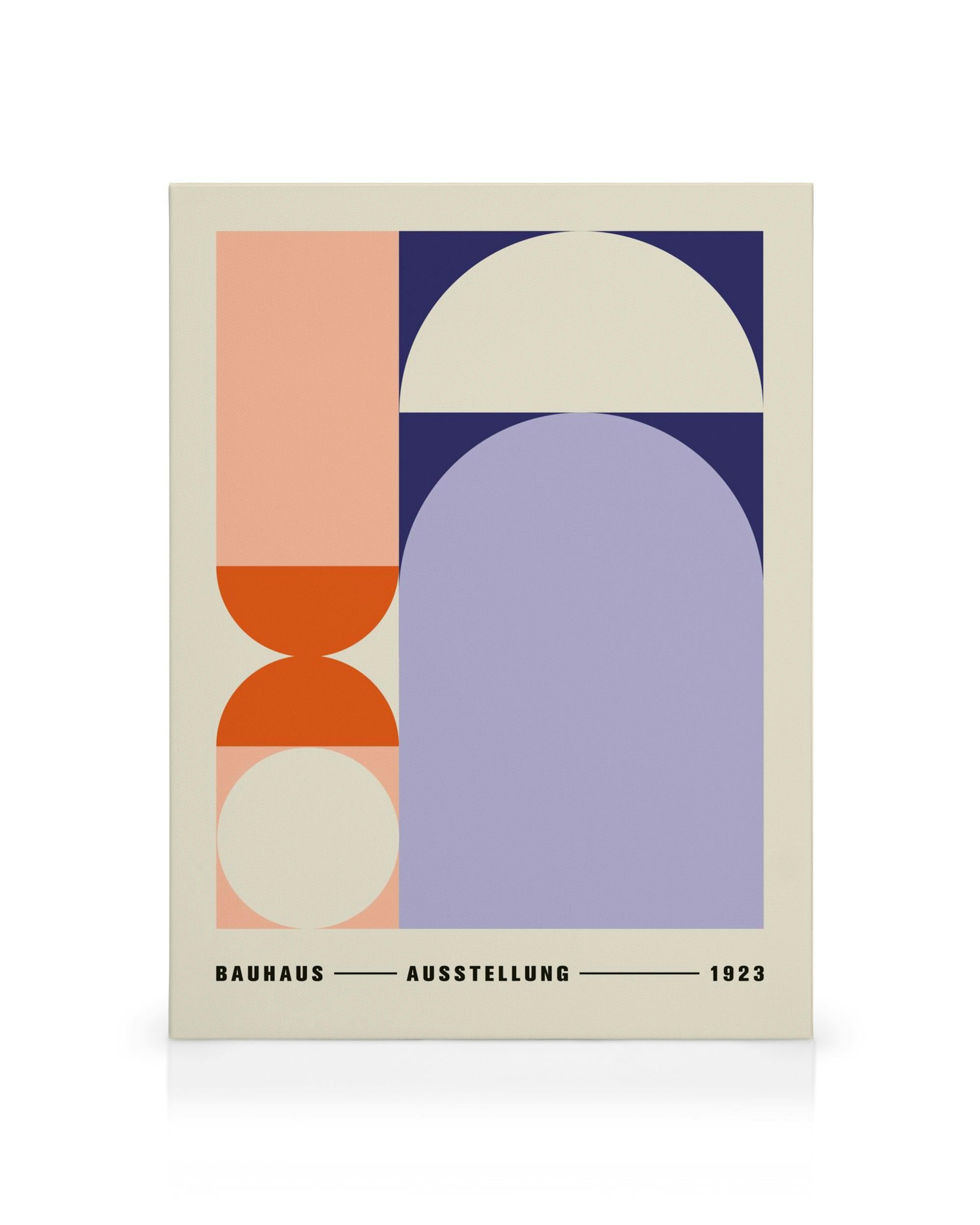 Lienzo Bauhaus con formas geométricas naranjas, moradas y crema, y texto de exhibición sobre fondo blanco roto.