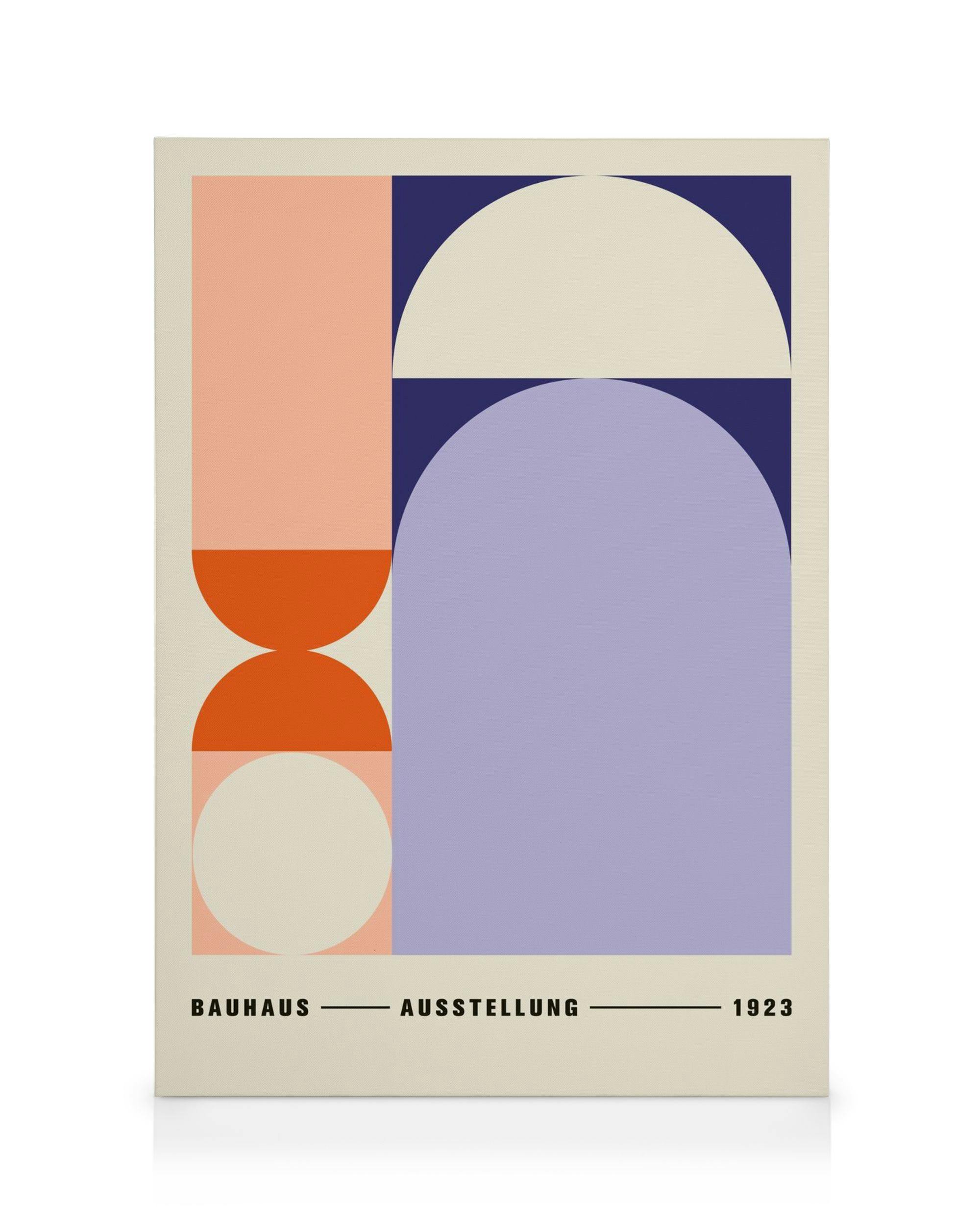 Lienzo Bauhaus con formas geométricas naranjas, moradas y crema, y texto de exhibición sobre fondo blanco roto.